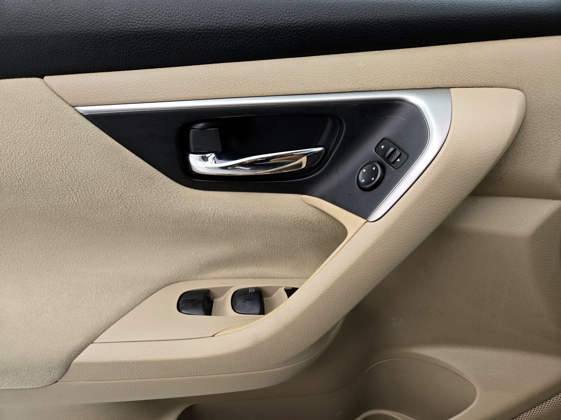 Thumbnail: 2015 Nissan Altima - 12