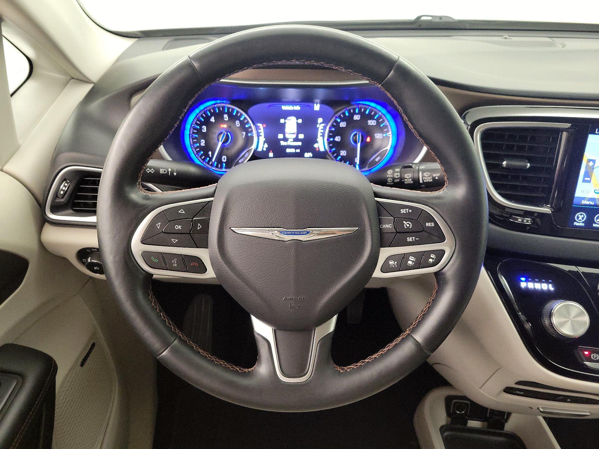 Thumbnail: 2017 Chrysler Pacifica - 10