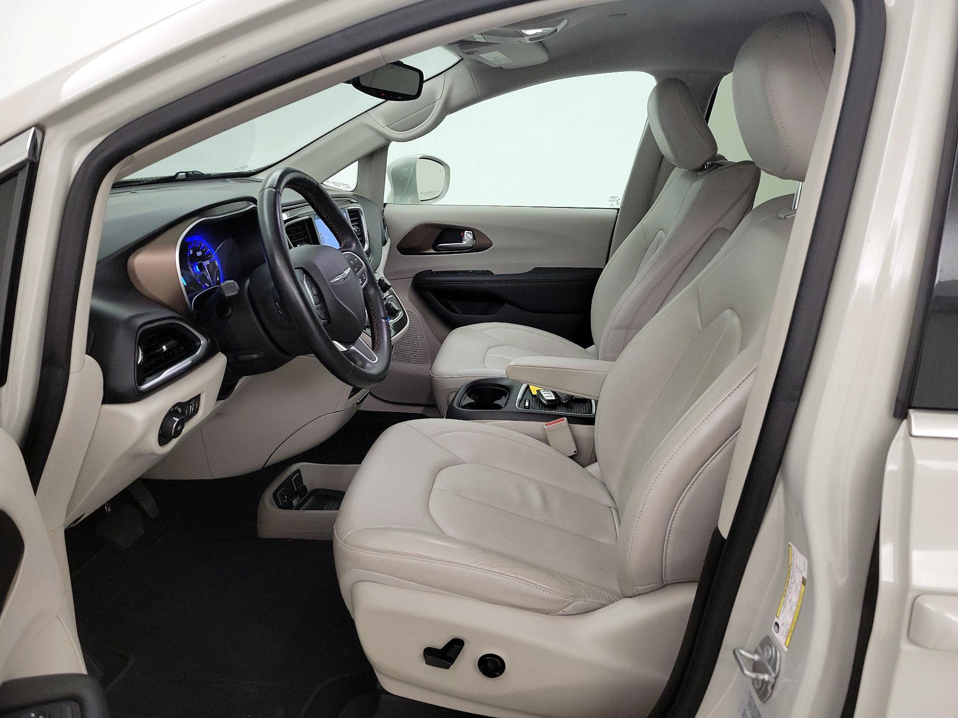 Thumbnail: 2017 Chrysler Pacifica - 11