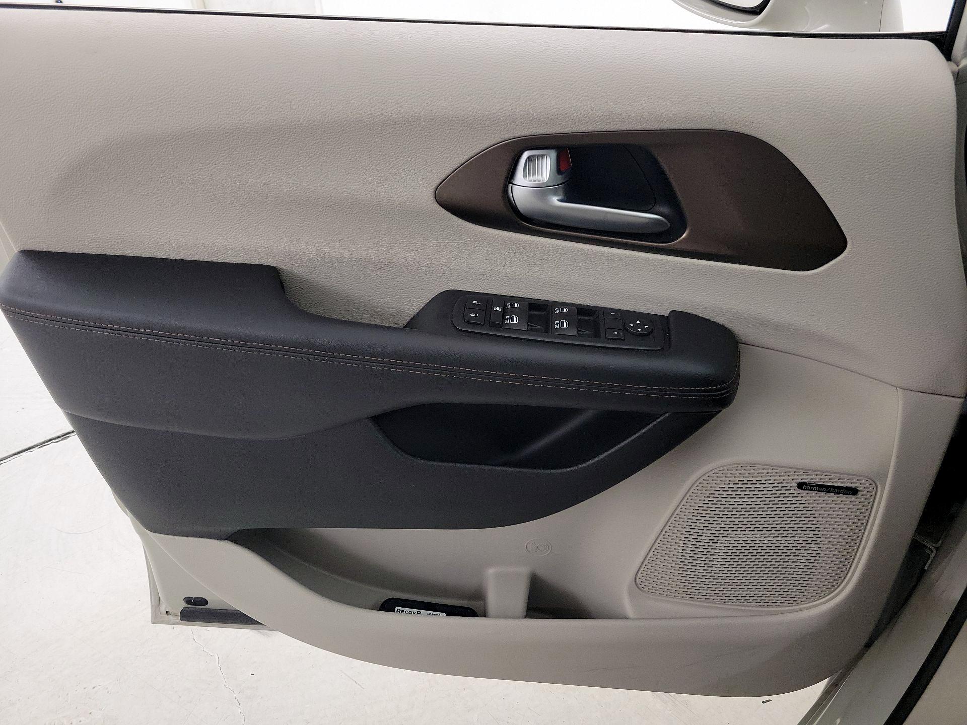 Thumbnail: 2017 Chrysler Pacifica - 12