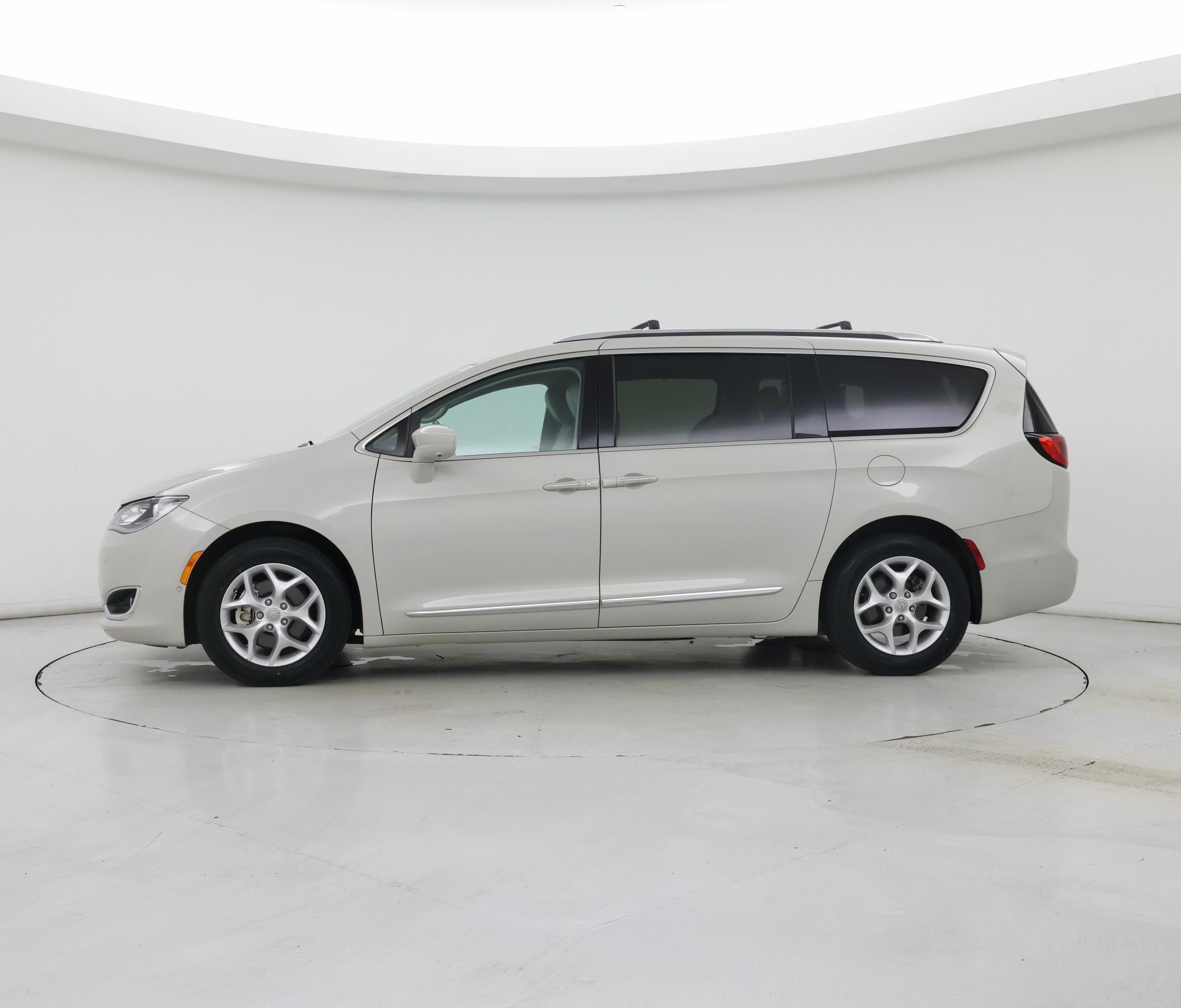 Thumbnail: 2017 Chrysler Pacifica - 3