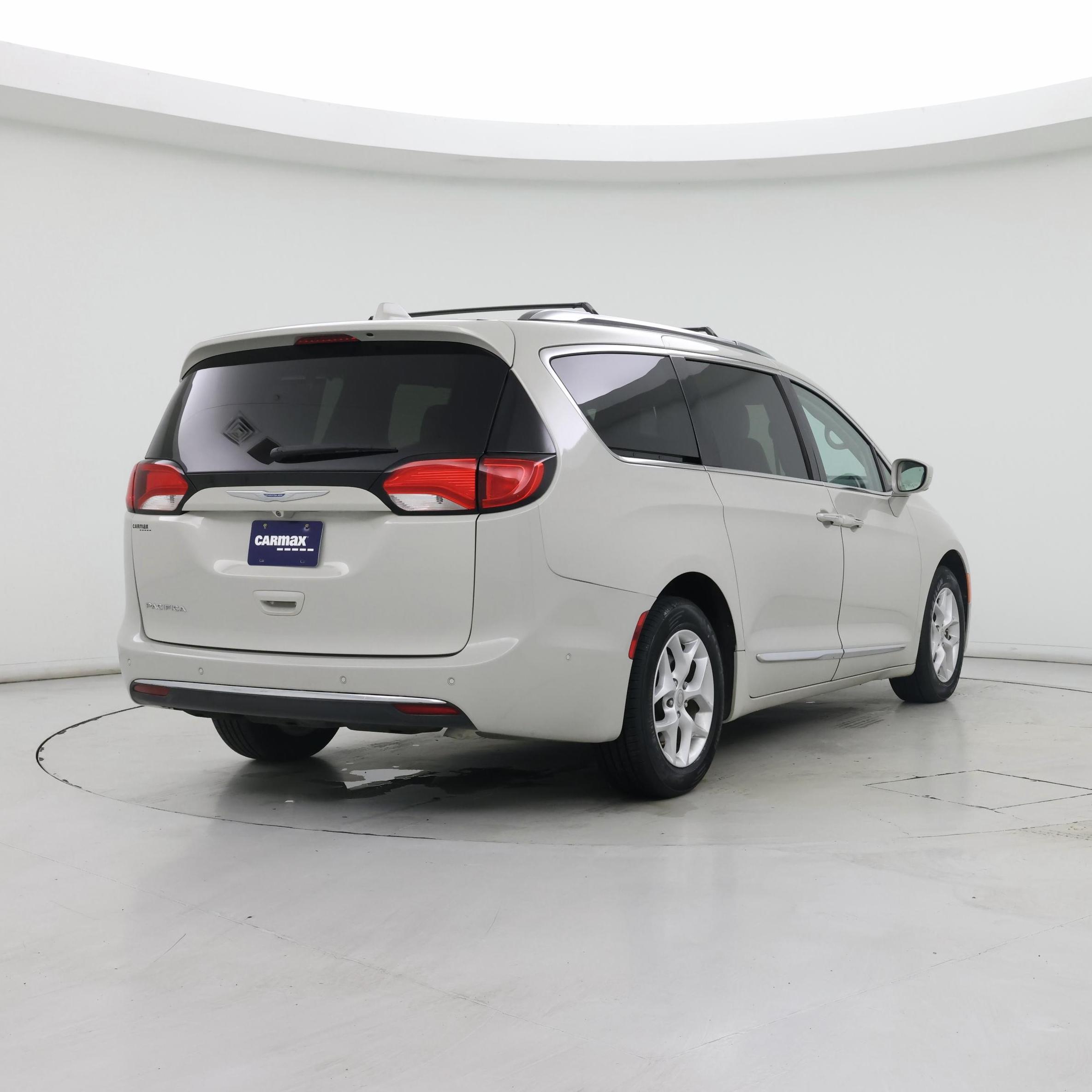 Thumbnail: 2017 Chrysler Pacifica - 8
