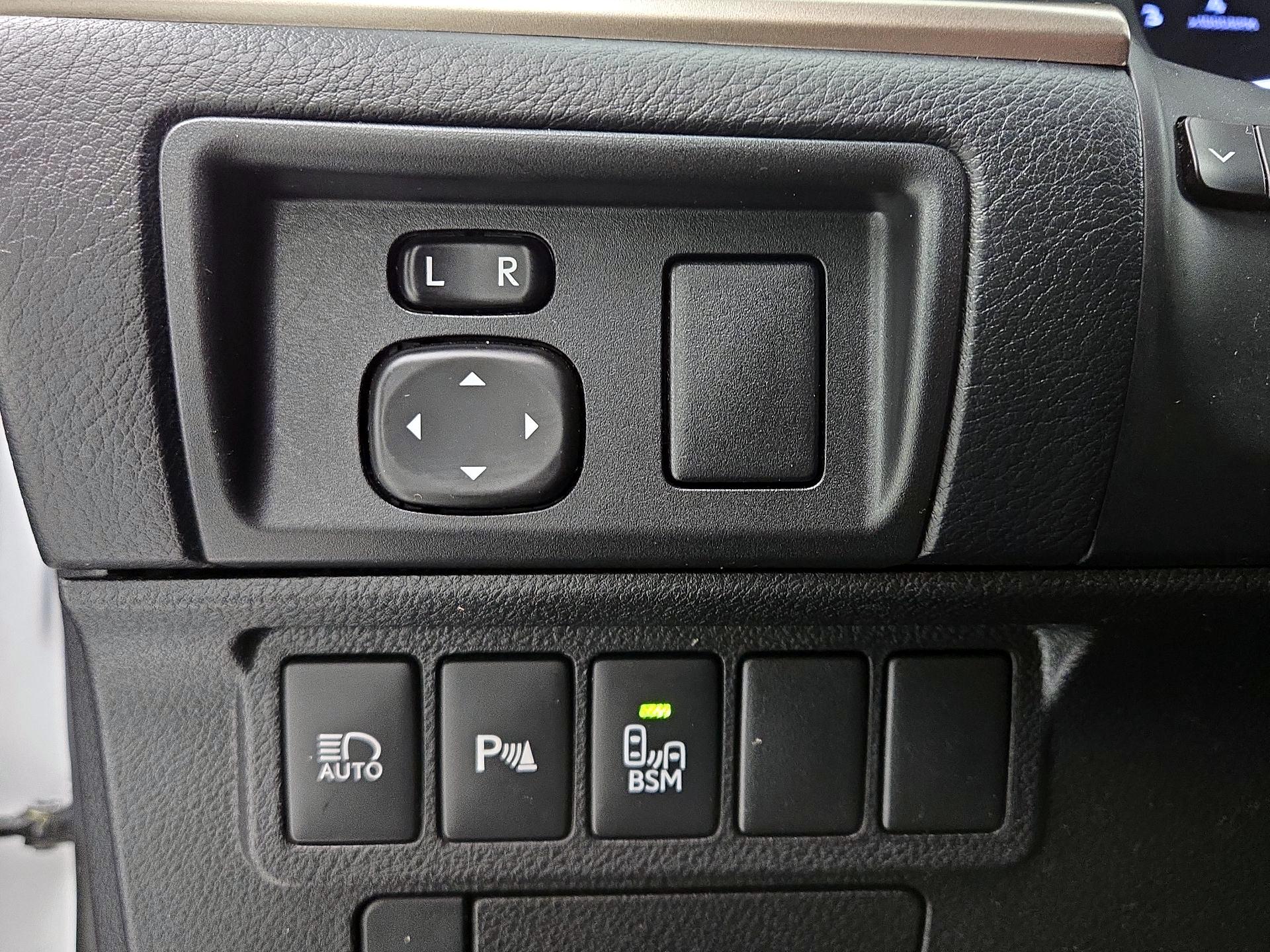 Thumbnail: 2016 Lexus ES - 13