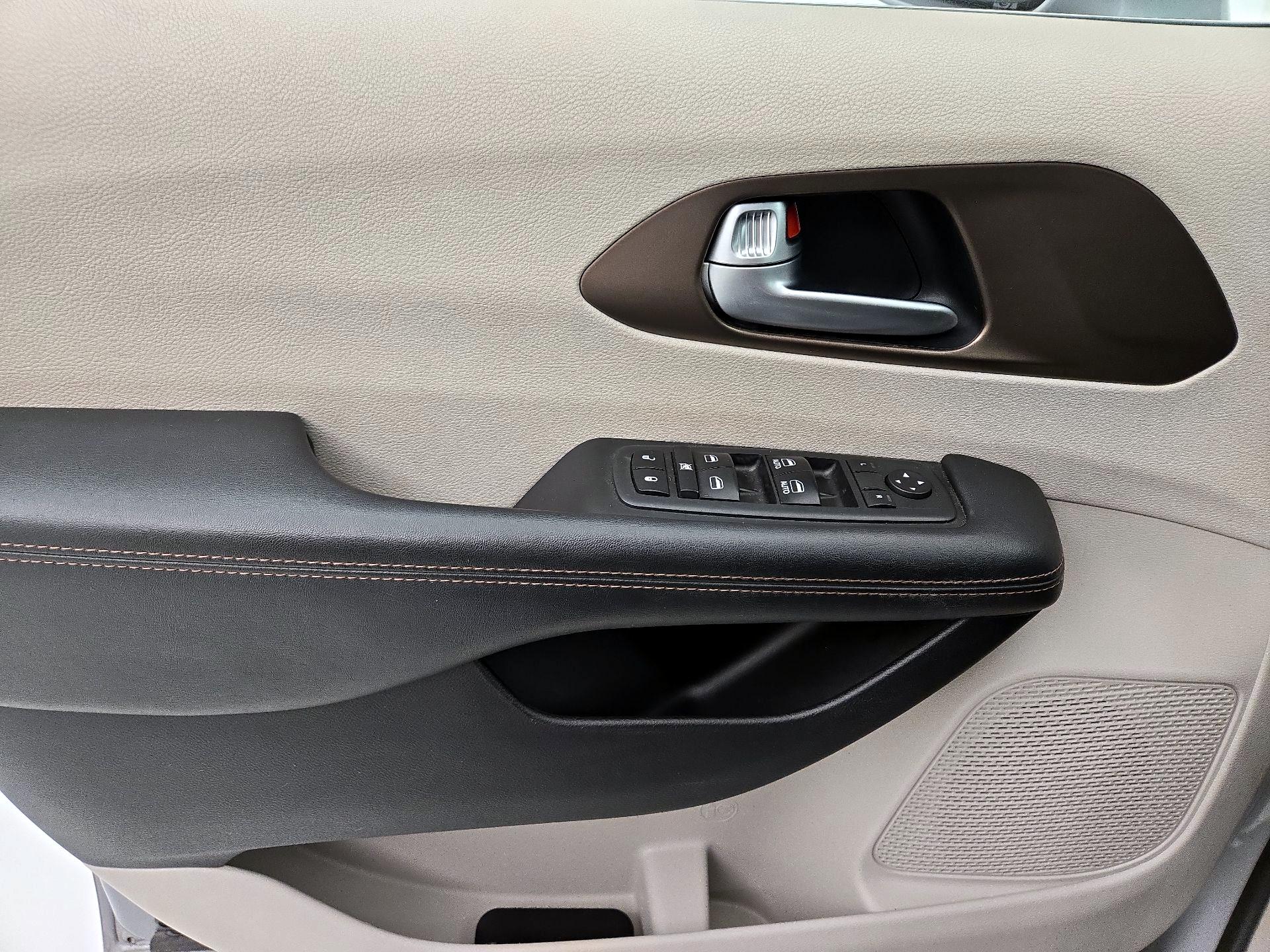 Thumbnail: 2018 Chrysler Pacifica - 12