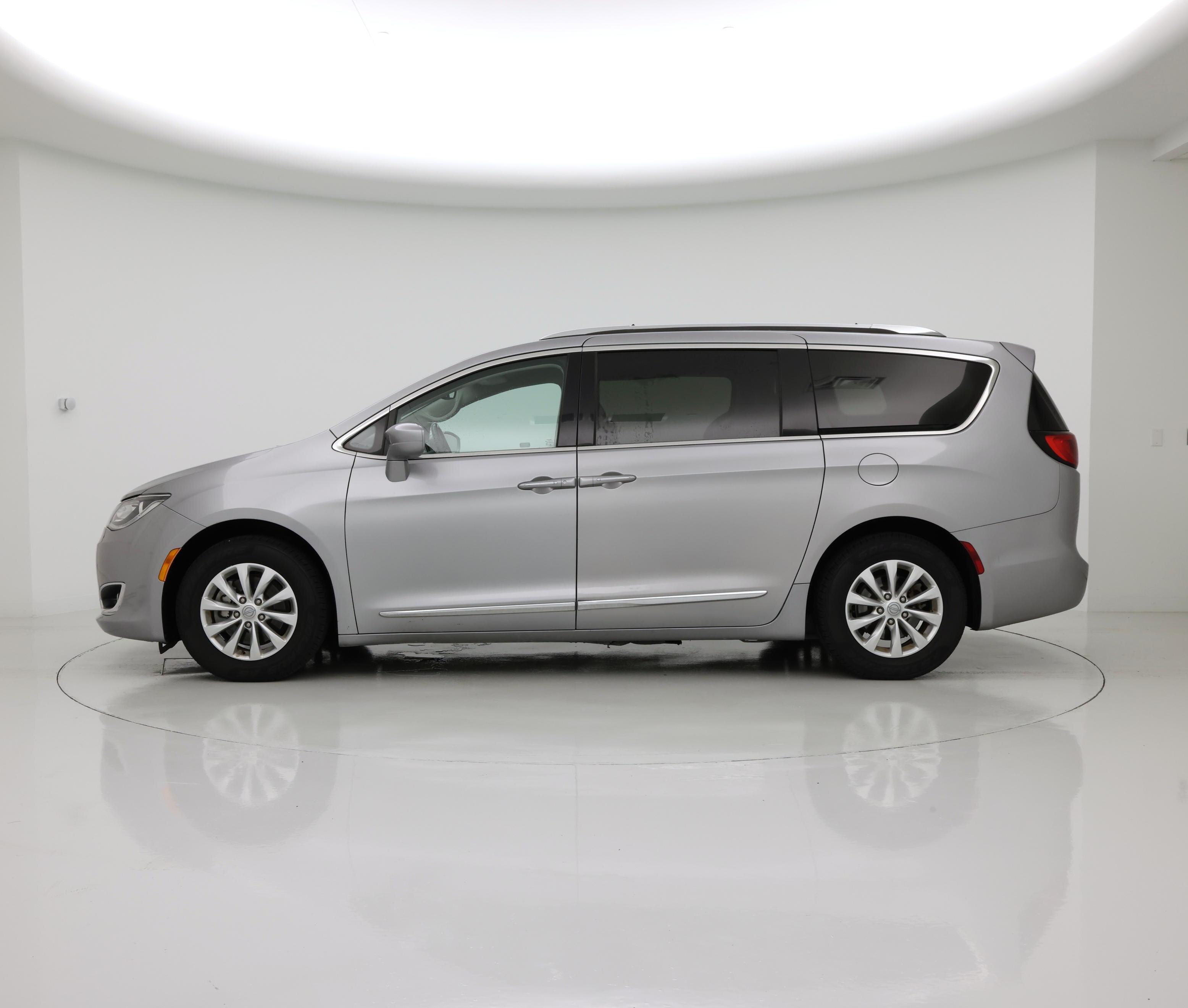Thumbnail: 2018 Chrysler Pacifica - 3