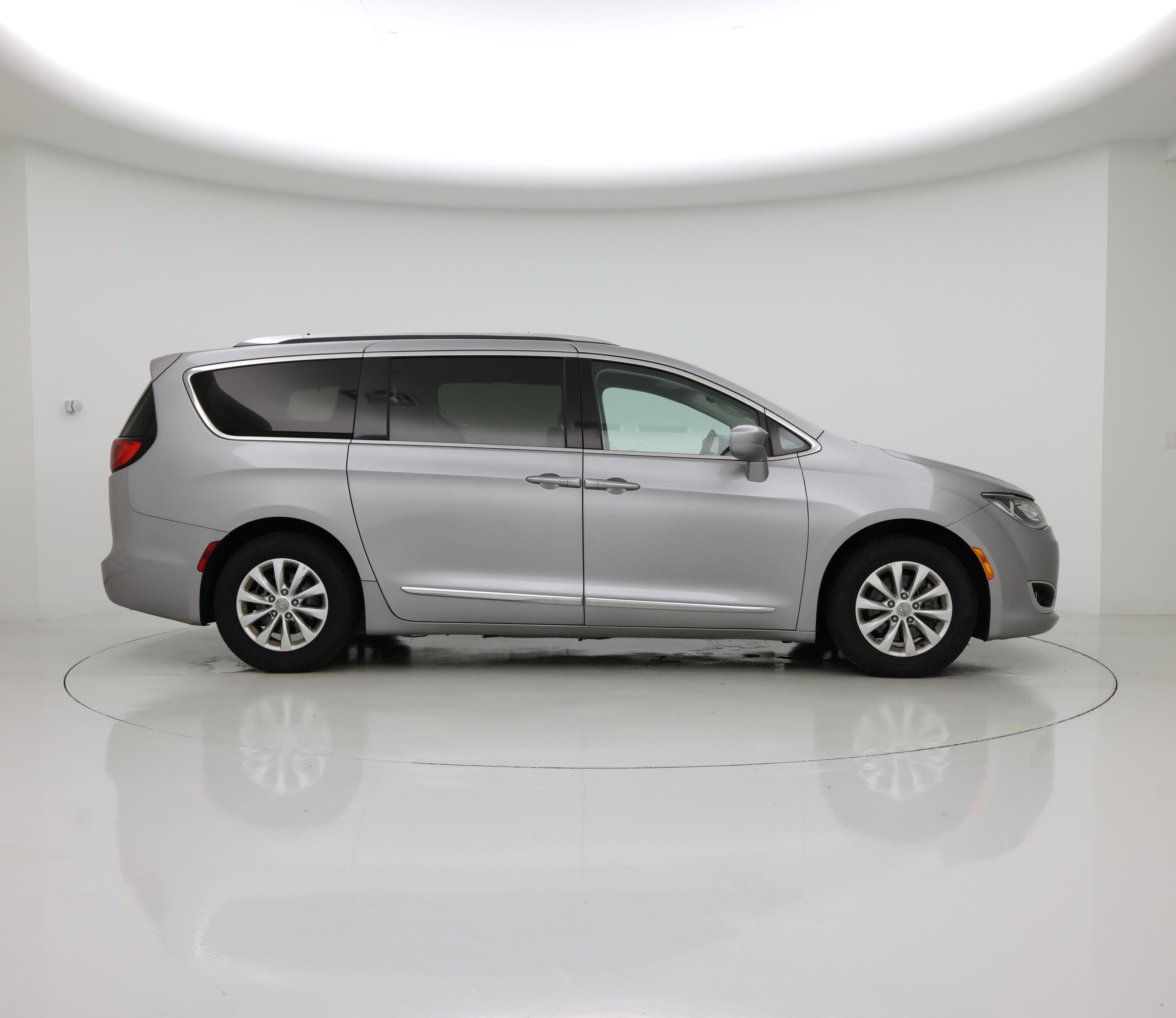 Thumbnail: 2018 Chrysler Pacifica - 7
