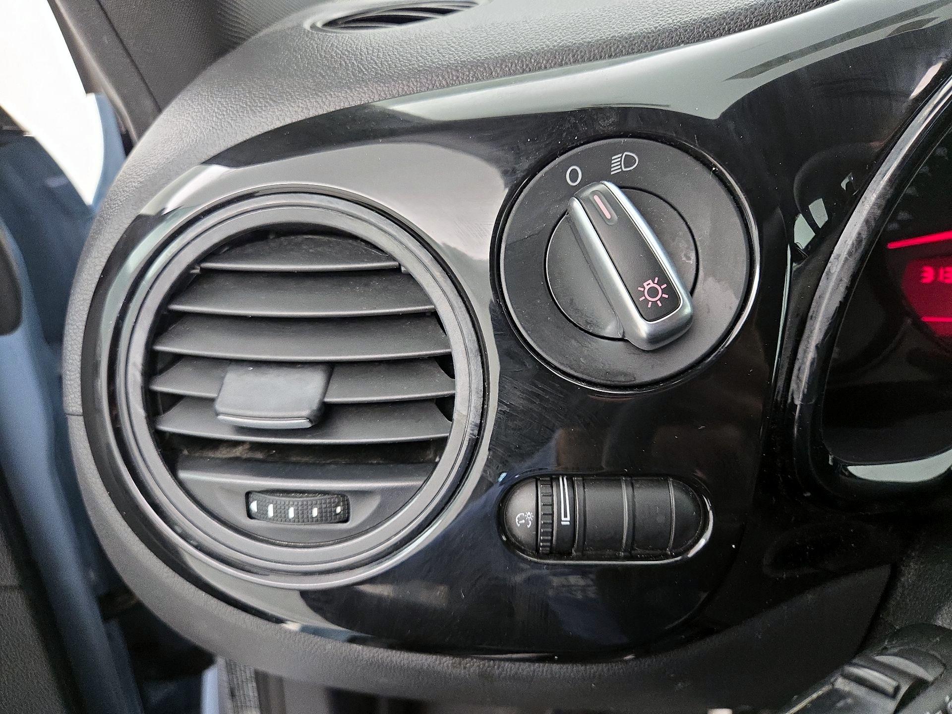 Thumbnail: 2015 Volkswagen Beetle - 13