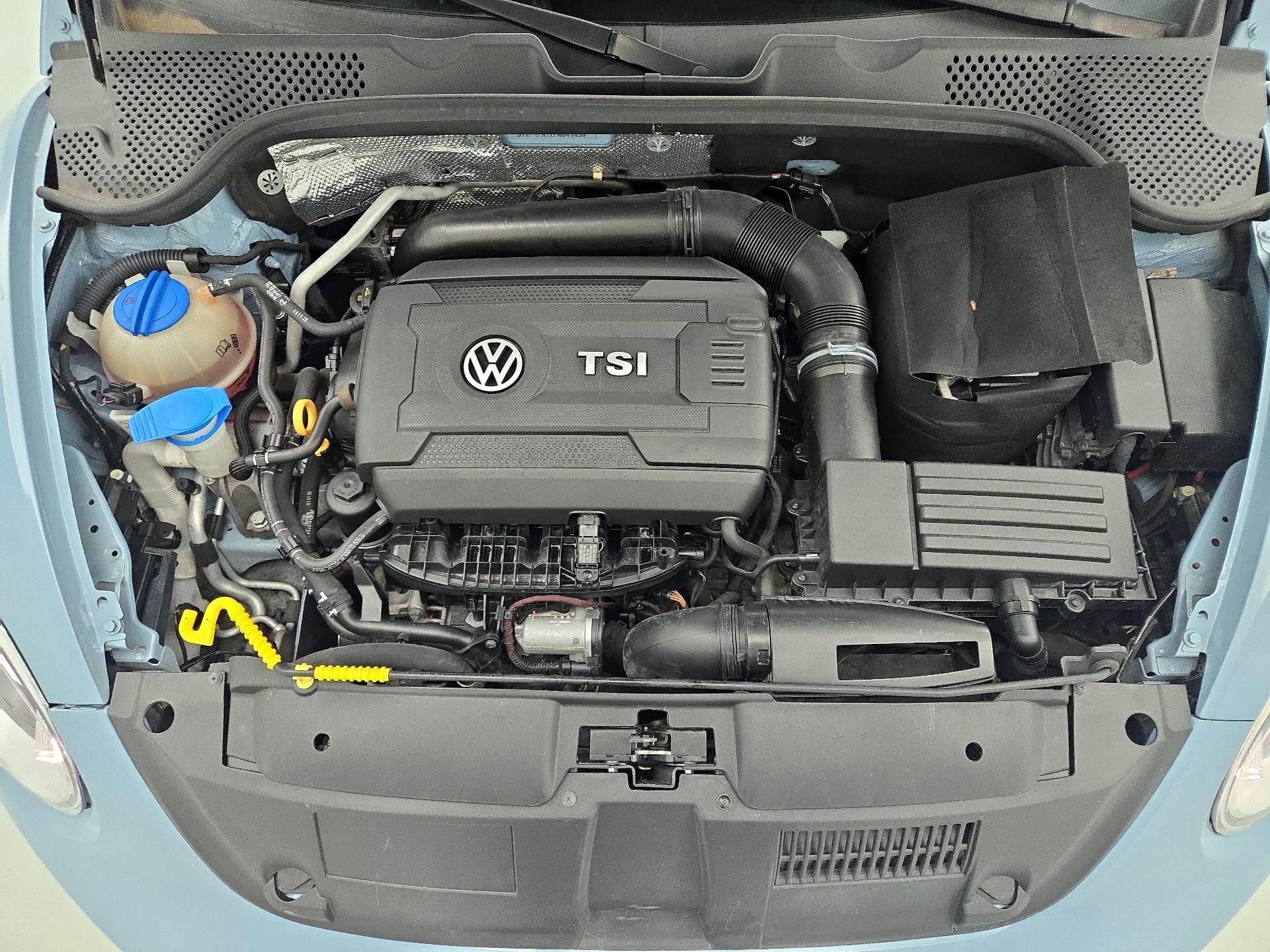 Thumbnail: 2015 Volkswagen Beetle - 20