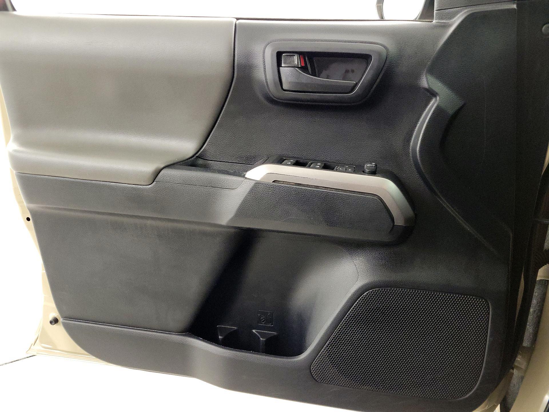 Thumbnail: 2019 Toyota Tacoma - 12