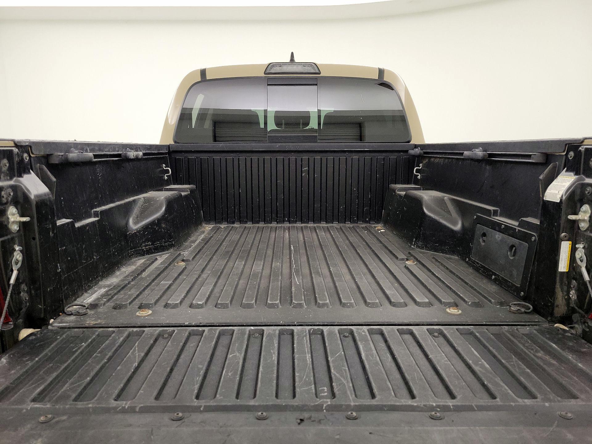 Thumbnail: 2019 Toyota Tacoma - 19