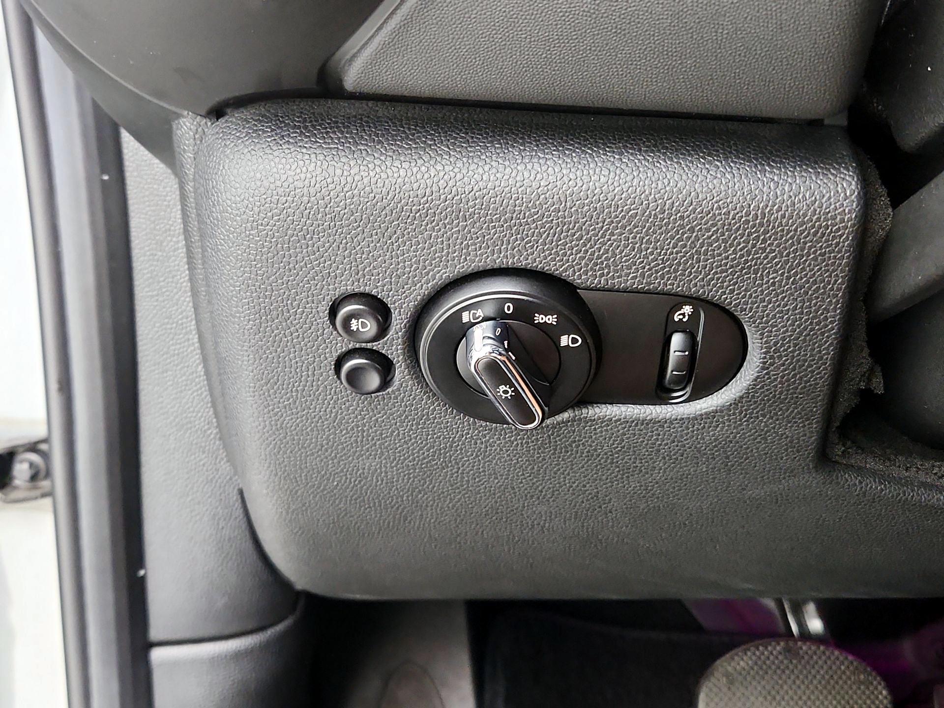 Thumbnail: 2015 MINI Cooper Hardtop - 13