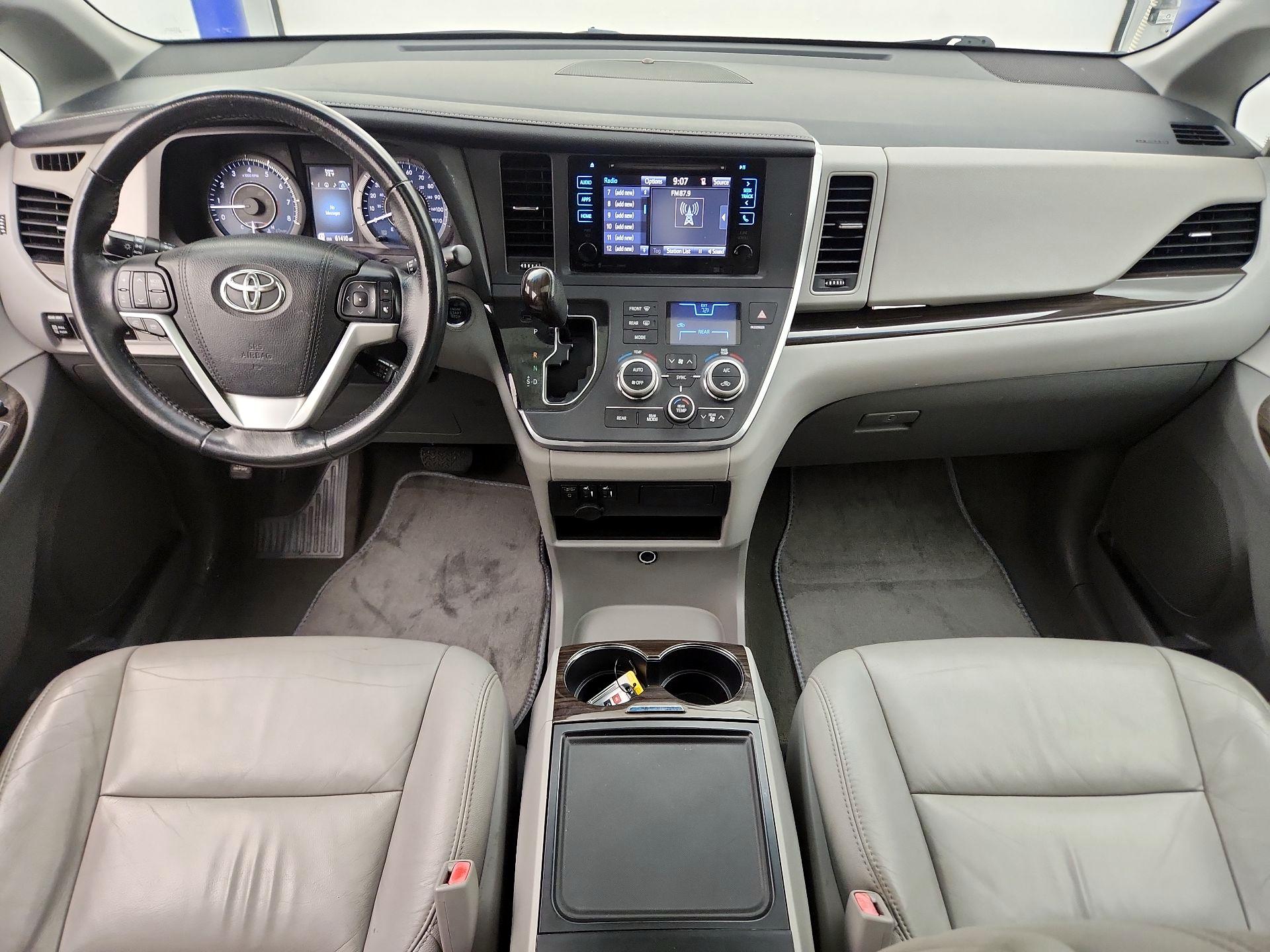 Thumbnail: 2017 Toyota Sienna - 9