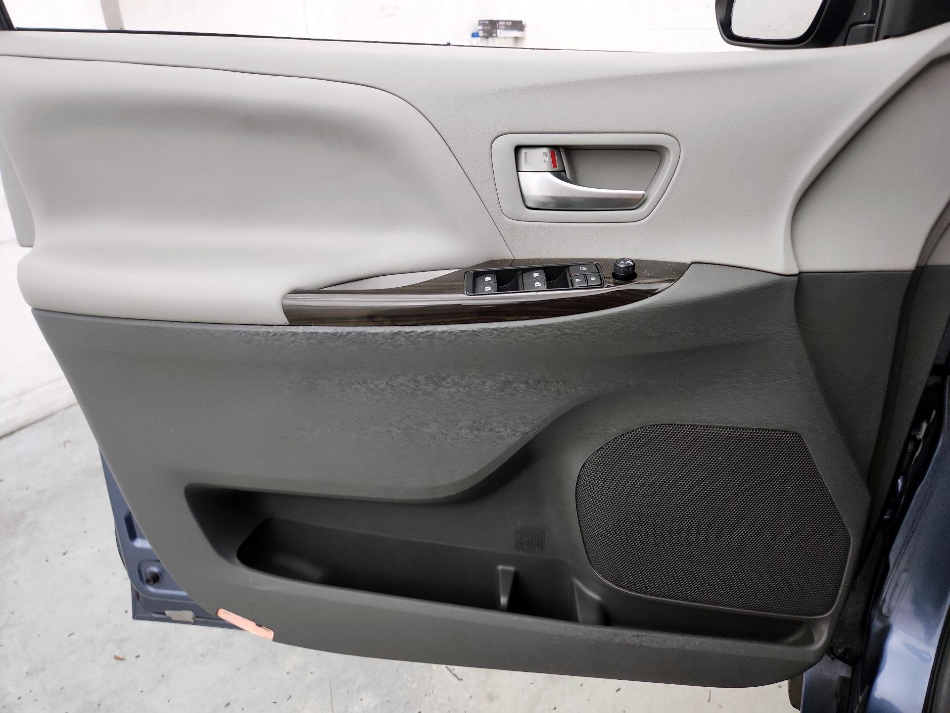 Thumbnail: 2017 Toyota Sienna - 12
