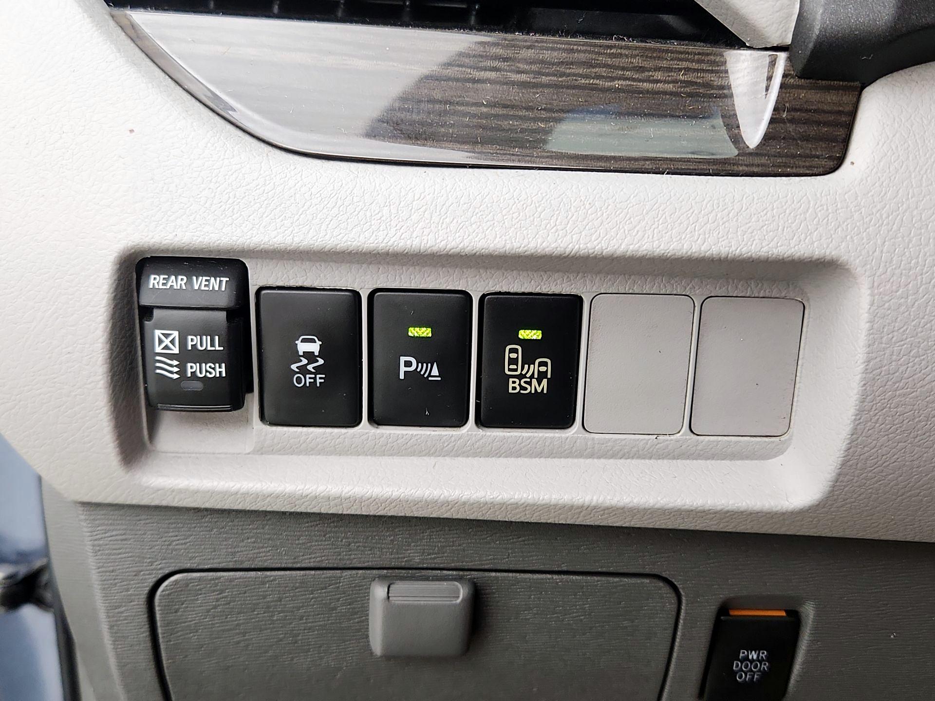 Thumbnail: 2017 Toyota Sienna - 13