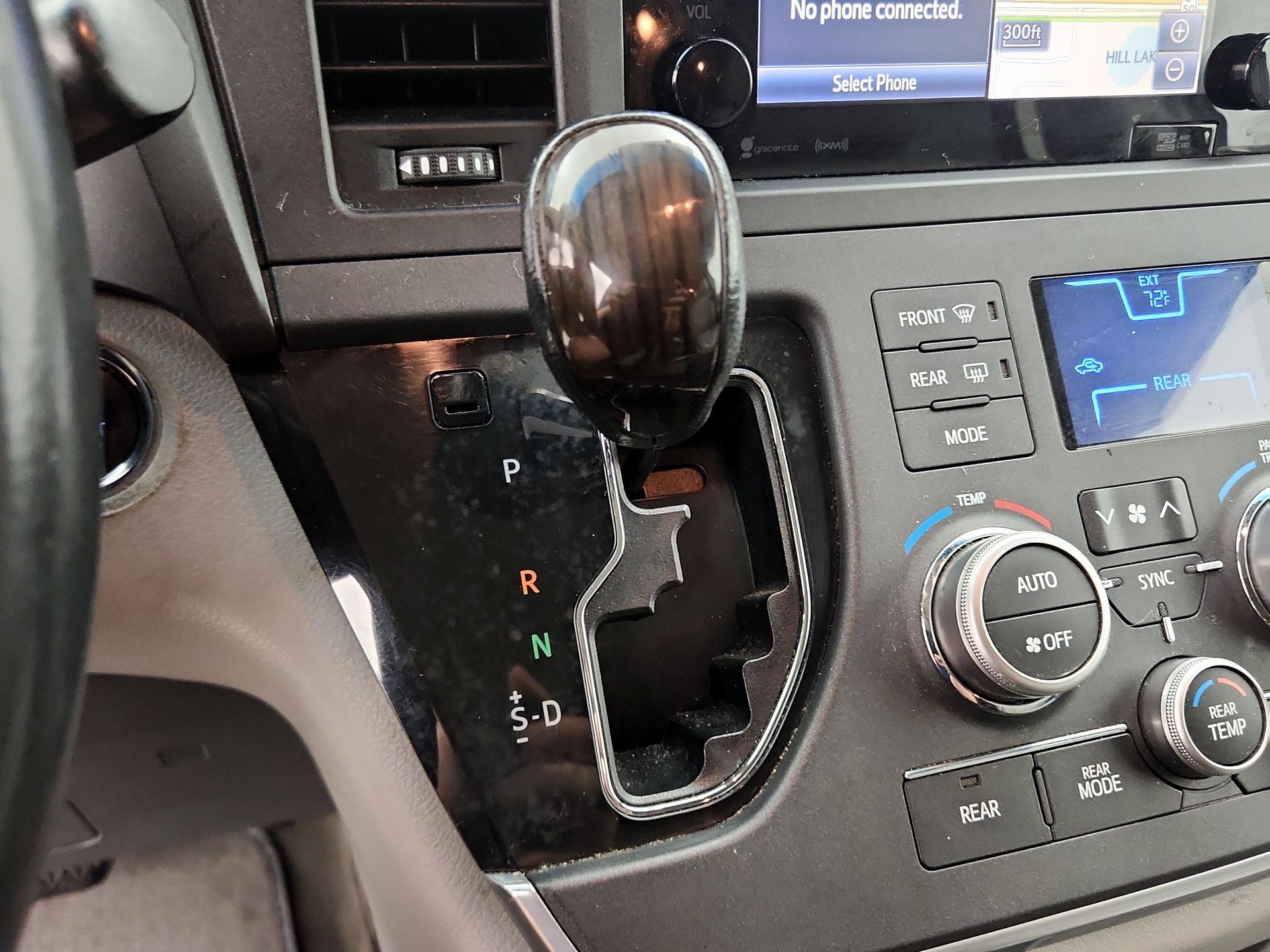 Thumbnail: 2017 Toyota Sienna - 17