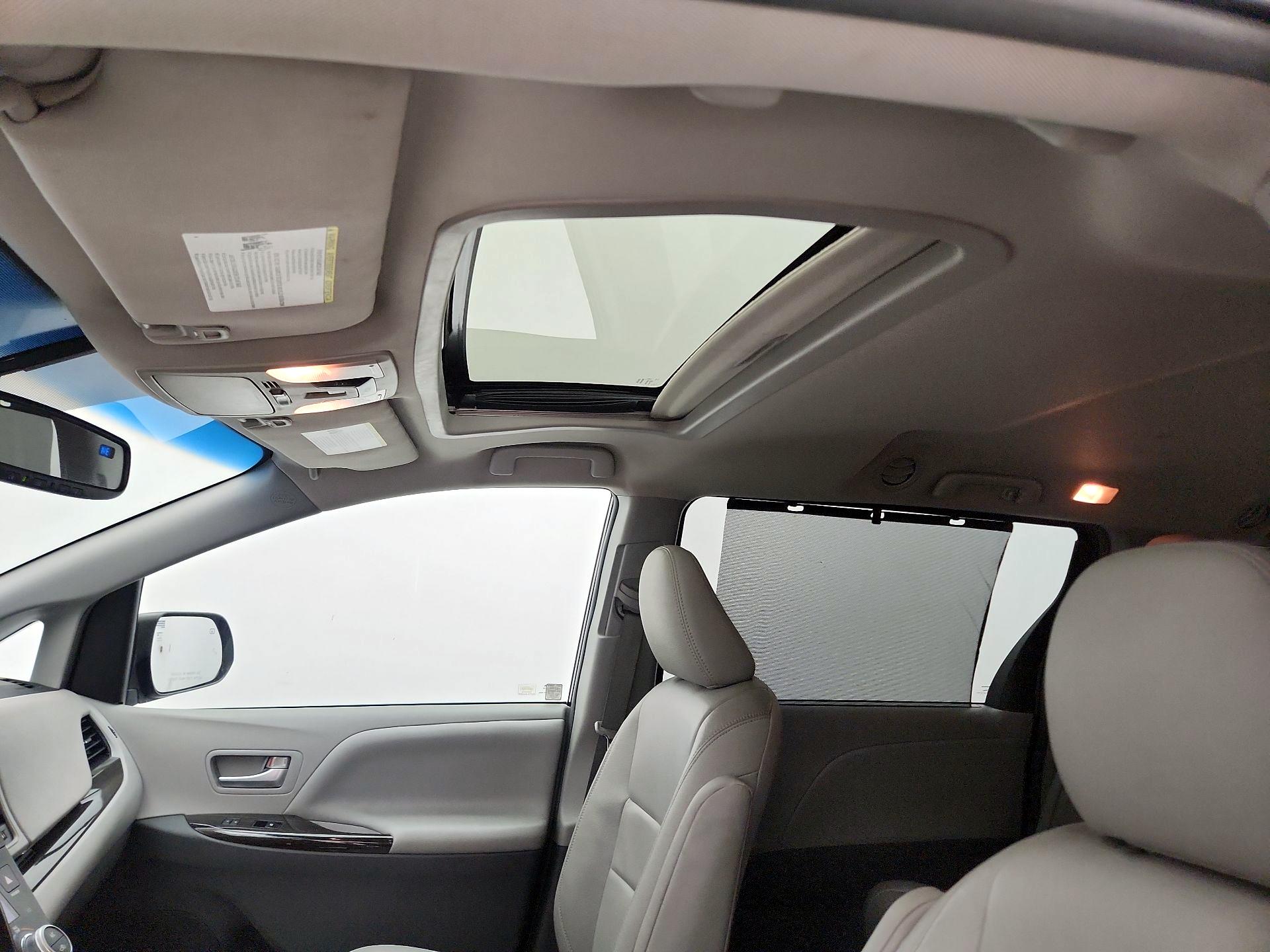 Thumbnail: 2017 Toyota Sienna - 19