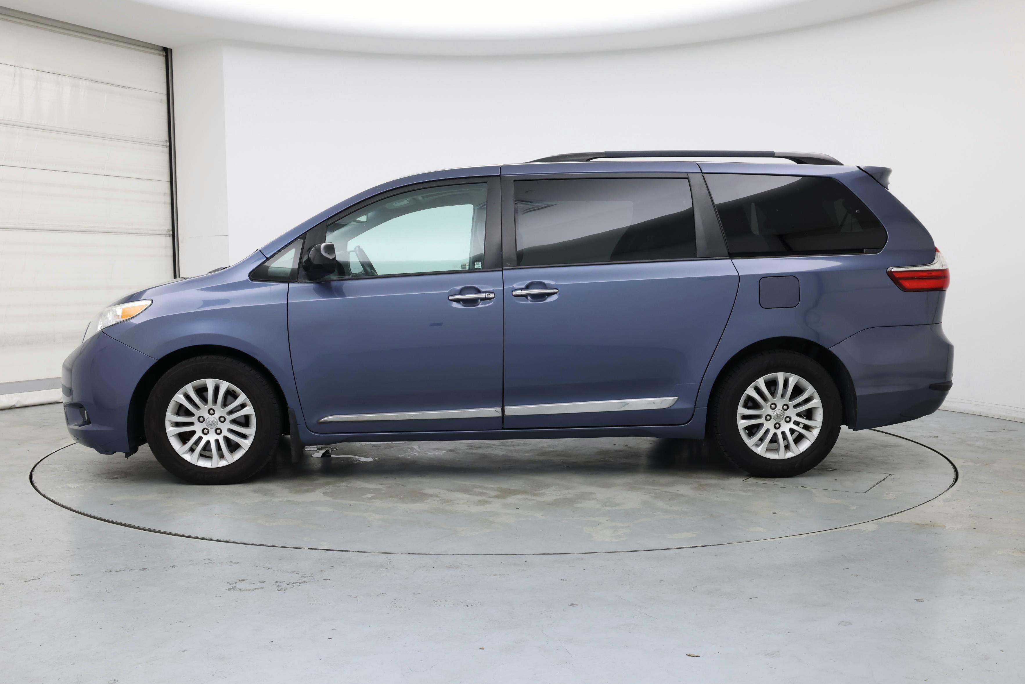 Thumbnail: 2017 Toyota Sienna - 3