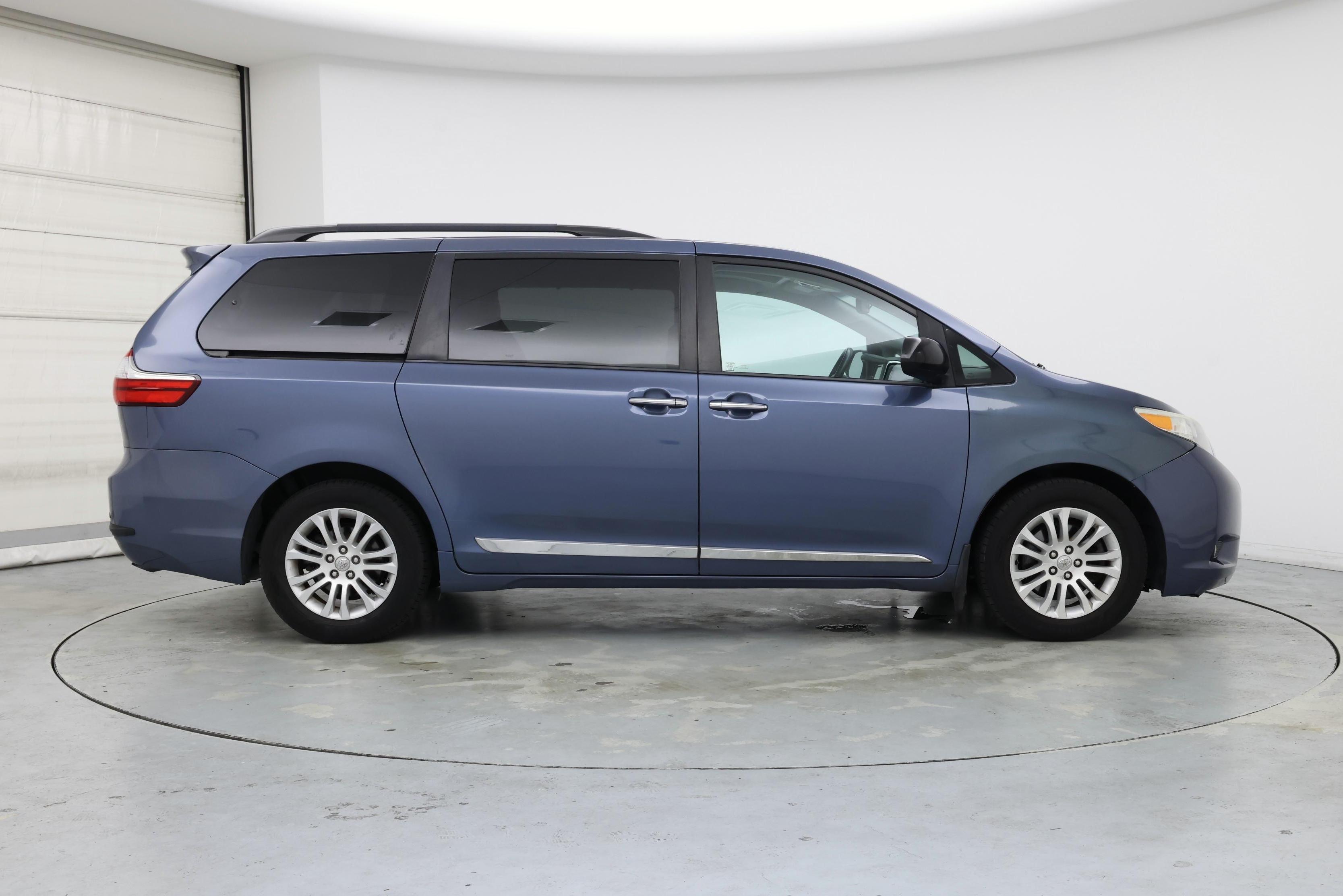 Thumbnail: 2017 Toyota Sienna - 7