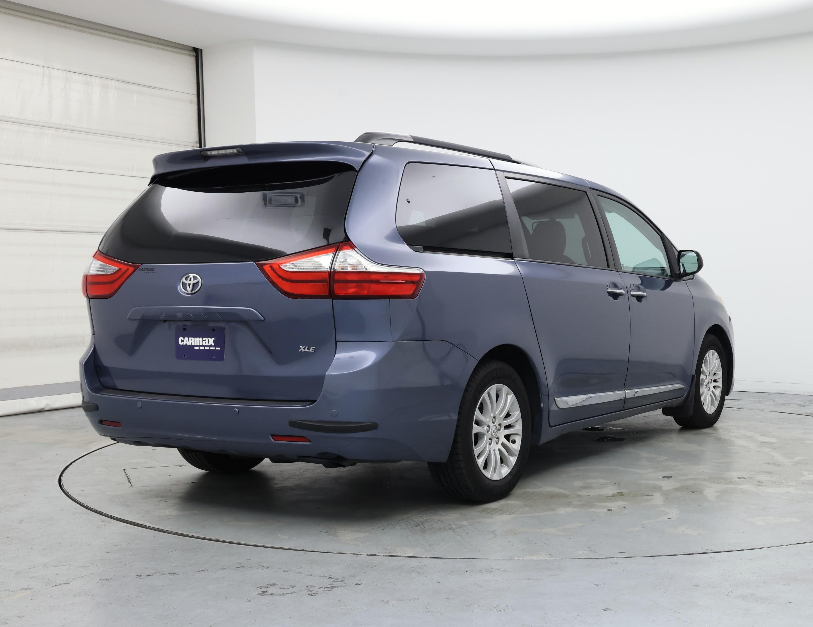 Thumbnail: 2017 Toyota Sienna - 8