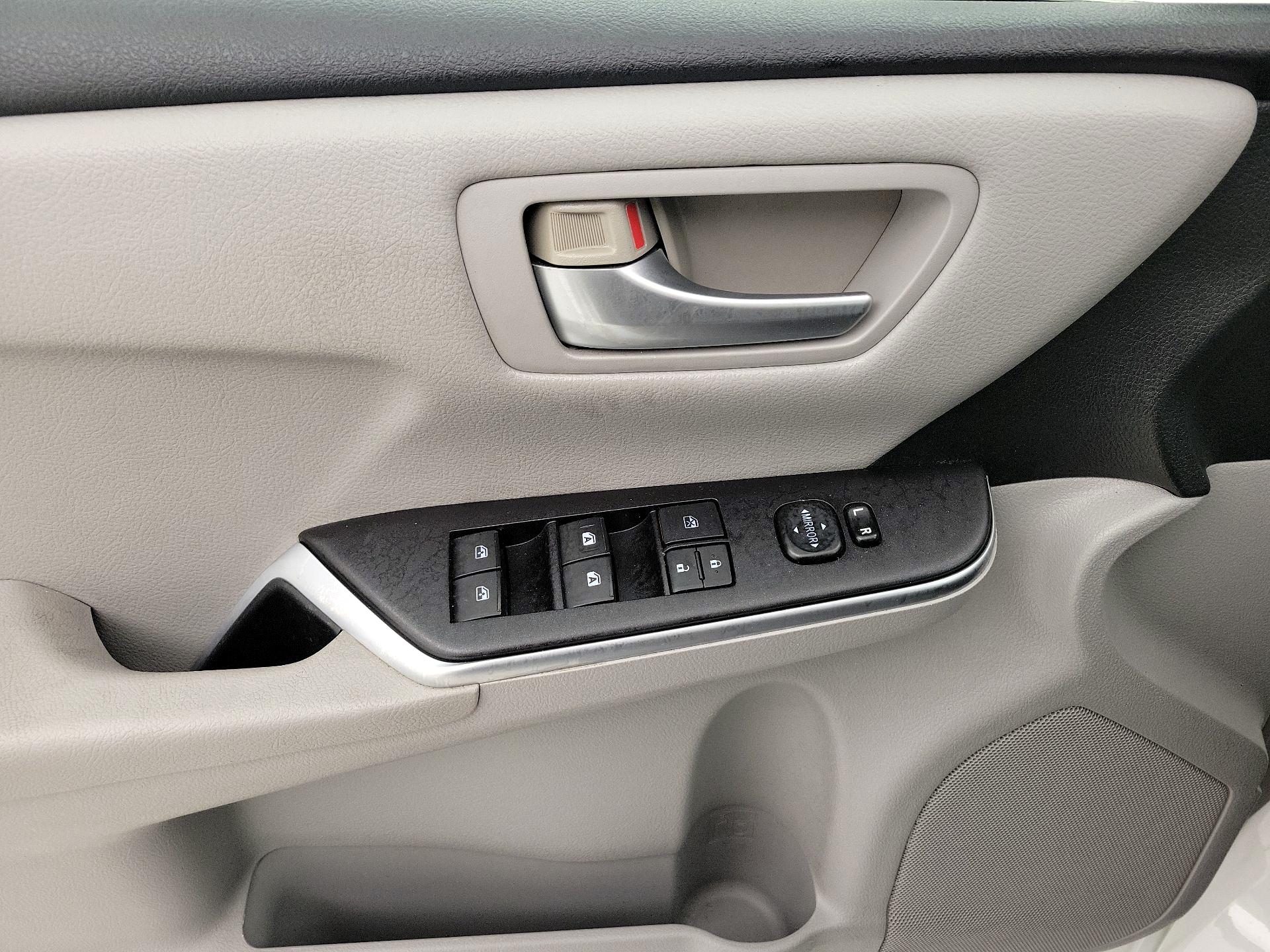 Thumbnail: 2015 Toyota Camry - 12