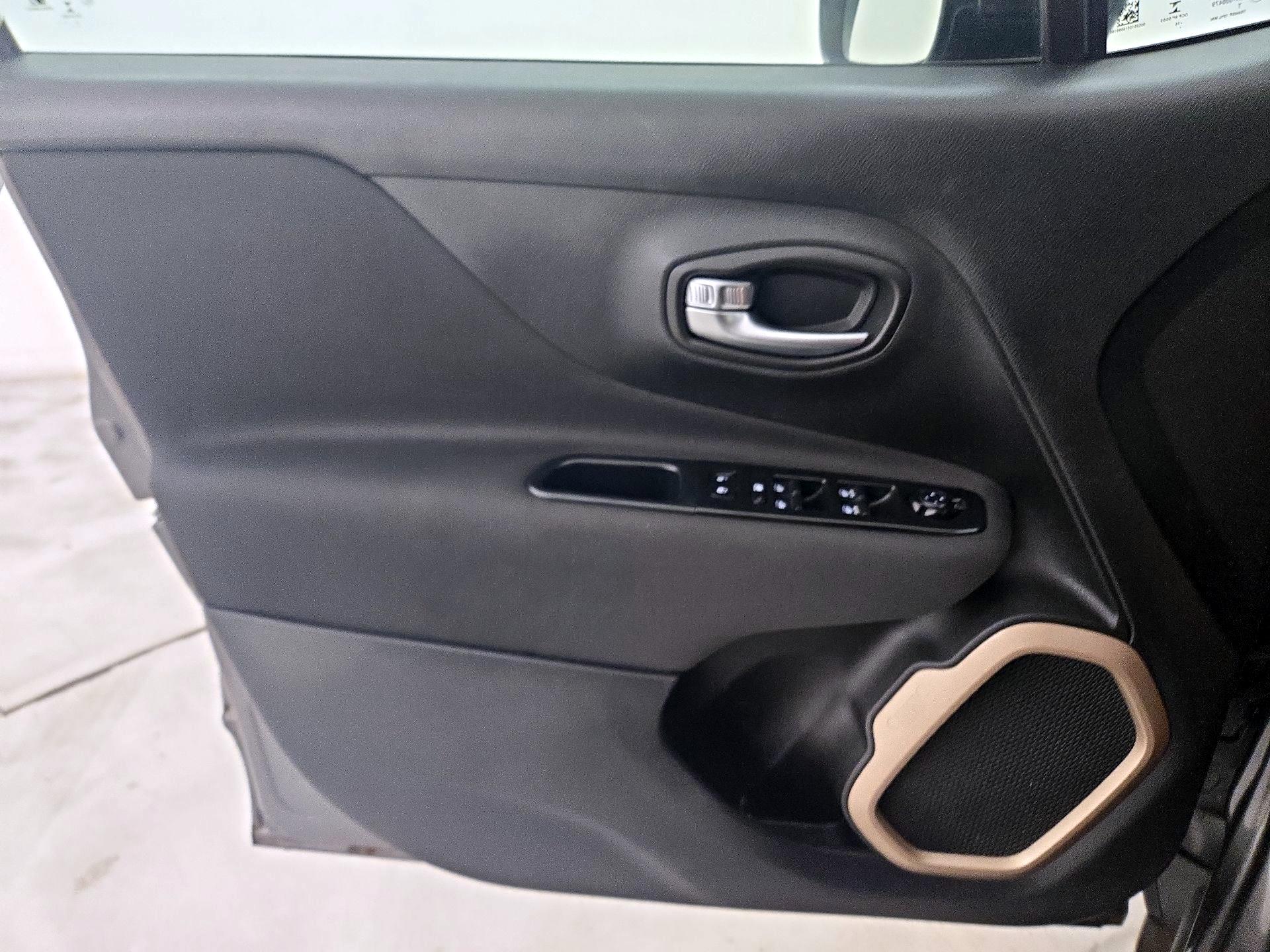 Thumbnail: 2016 Jeep Renegade - 12