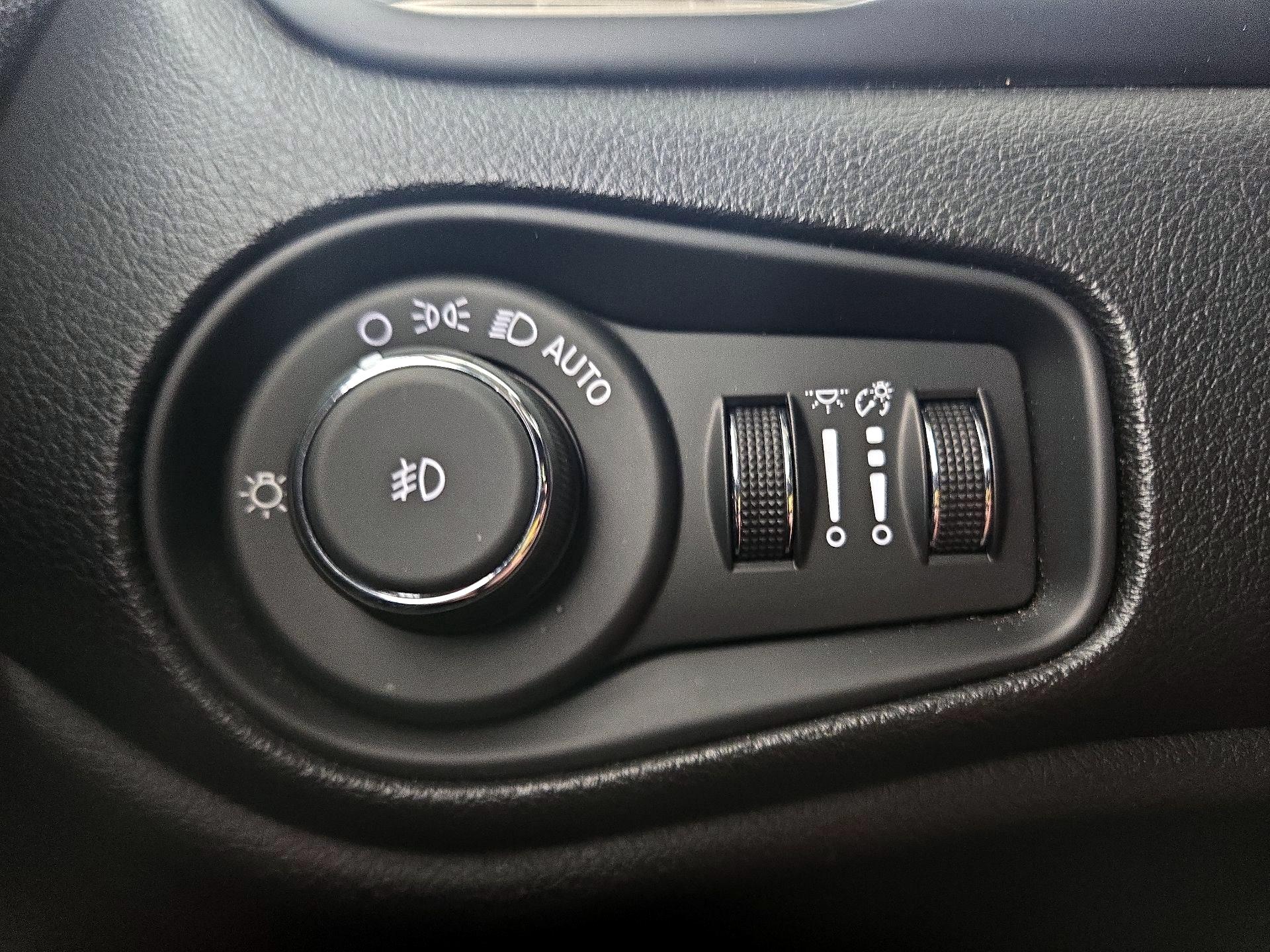 Thumbnail: 2016 Jeep Renegade - 13