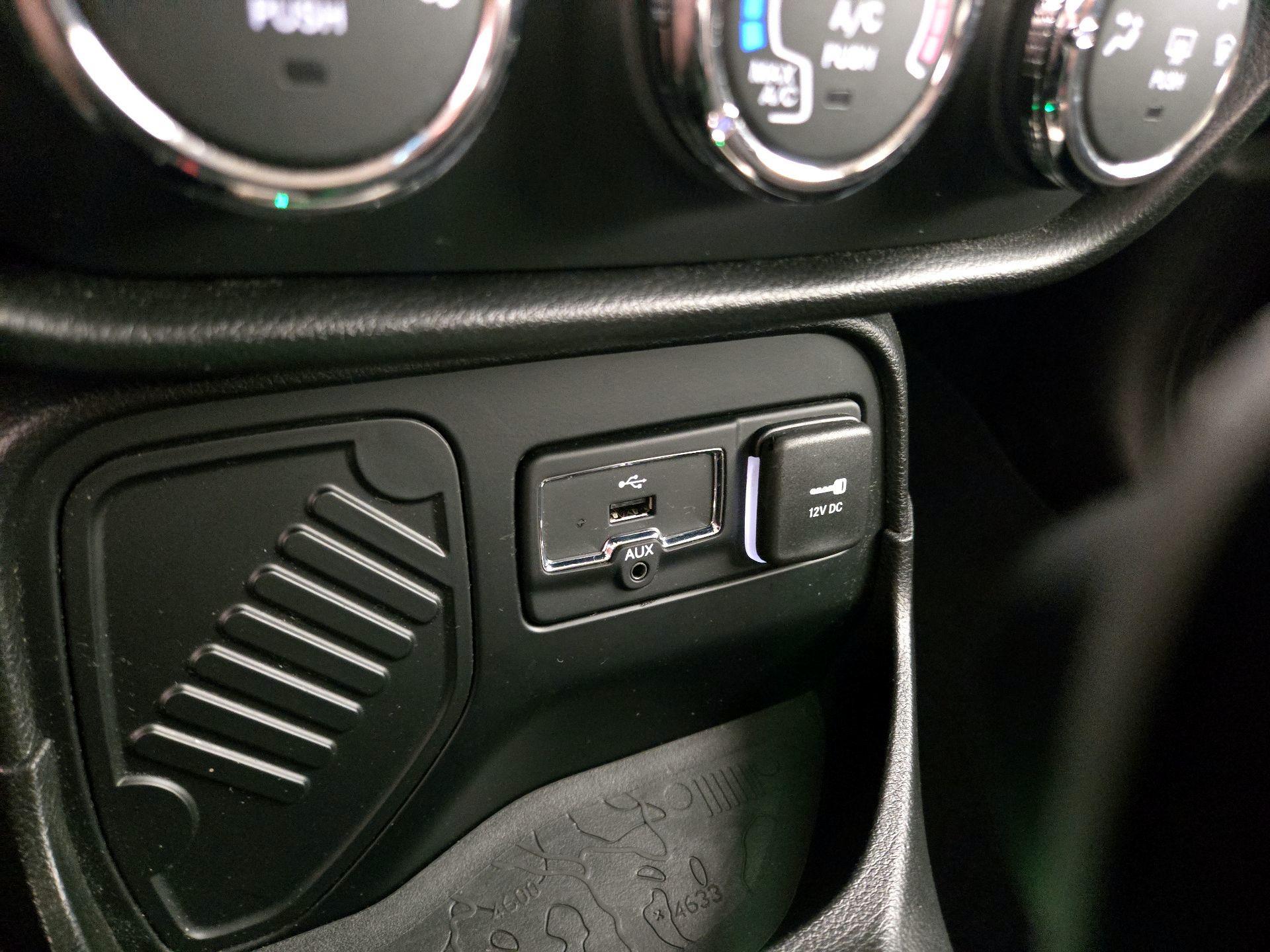 Thumbnail: 2016 Jeep Renegade - 18