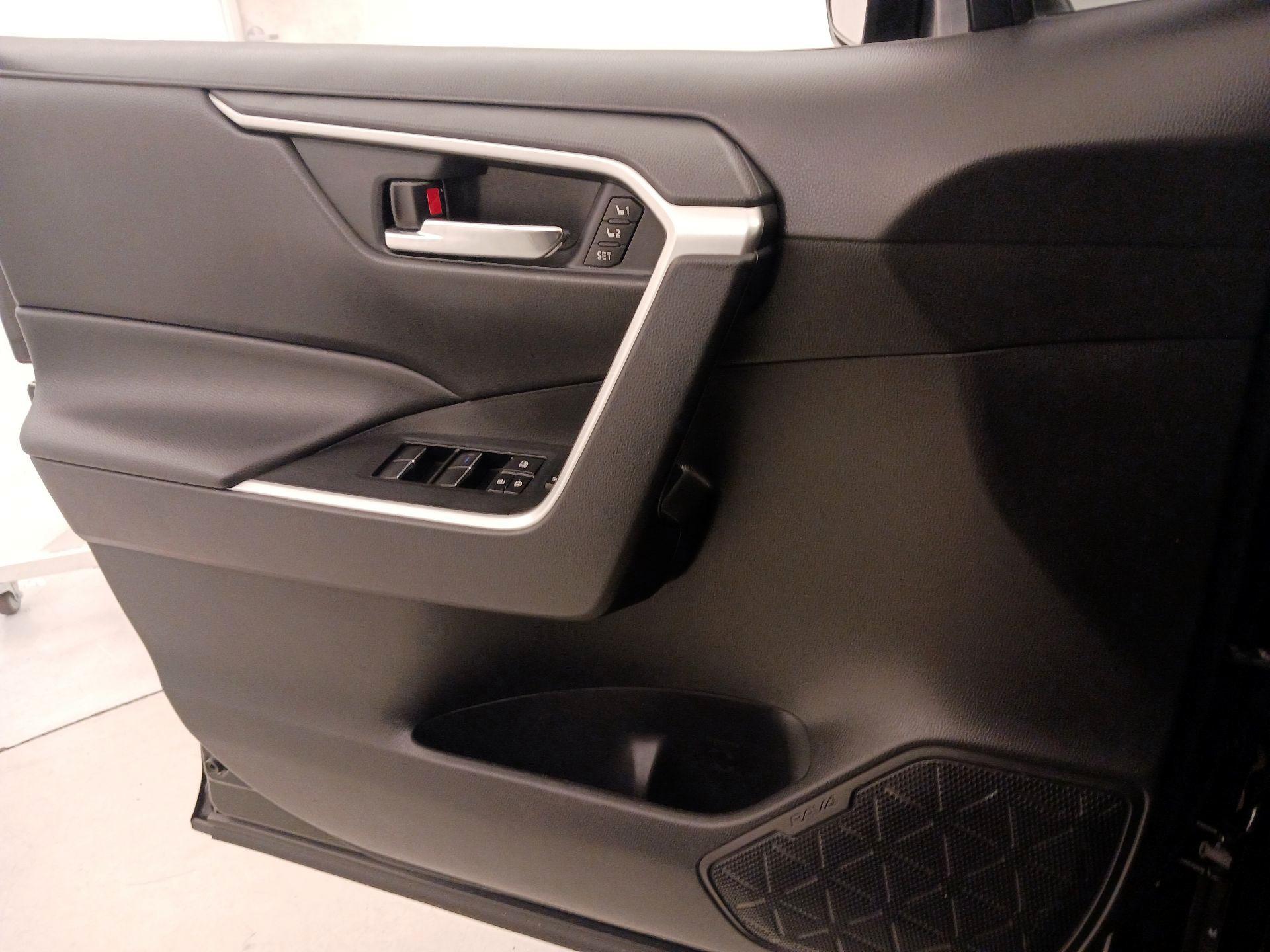 Thumbnail: 2020 Toyota RAV4 - 12