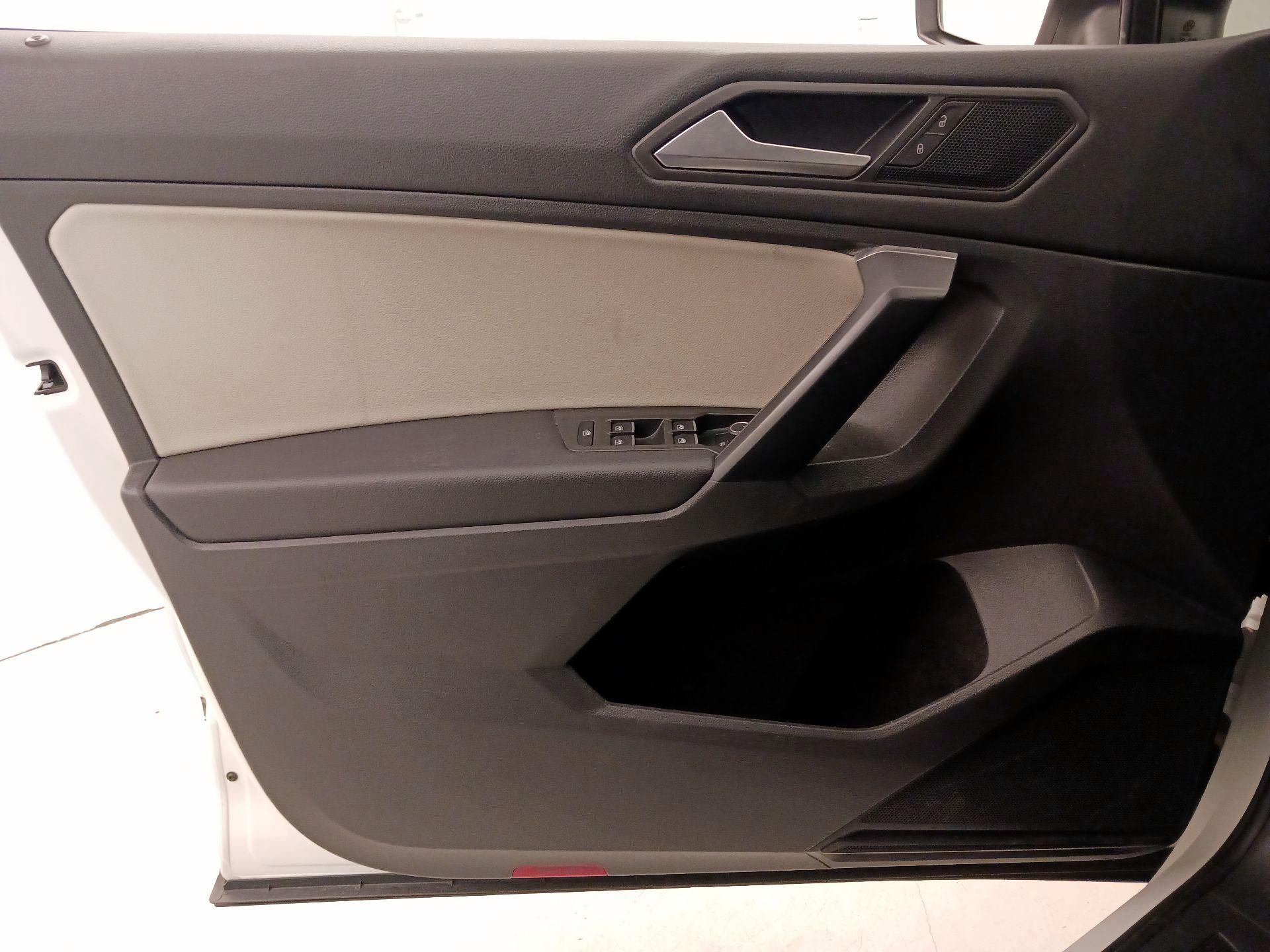 Thumbnail: 2021 Volkswagen Tiguan - 12