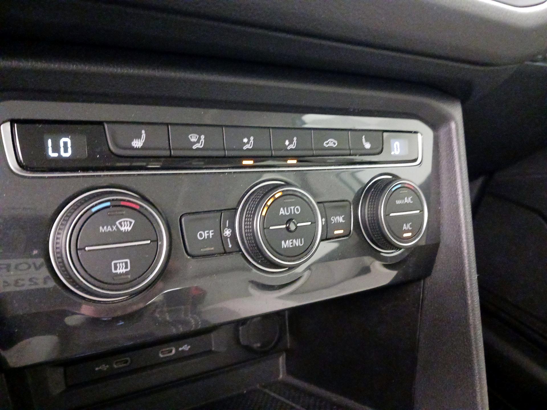 Thumbnail: 2021 Volkswagen Tiguan - 16