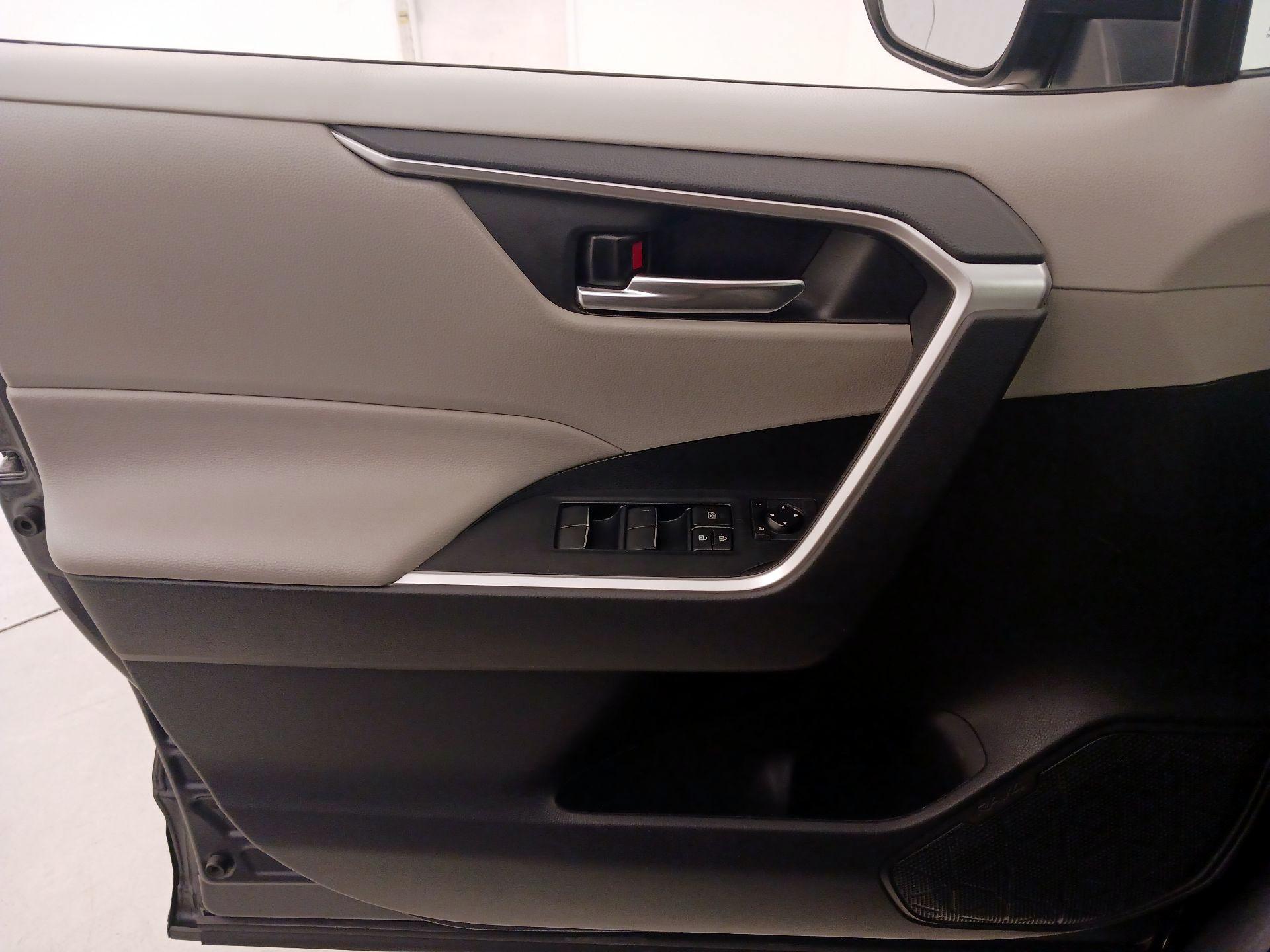 Thumbnail: 2020 Toyota RAV4 - 12