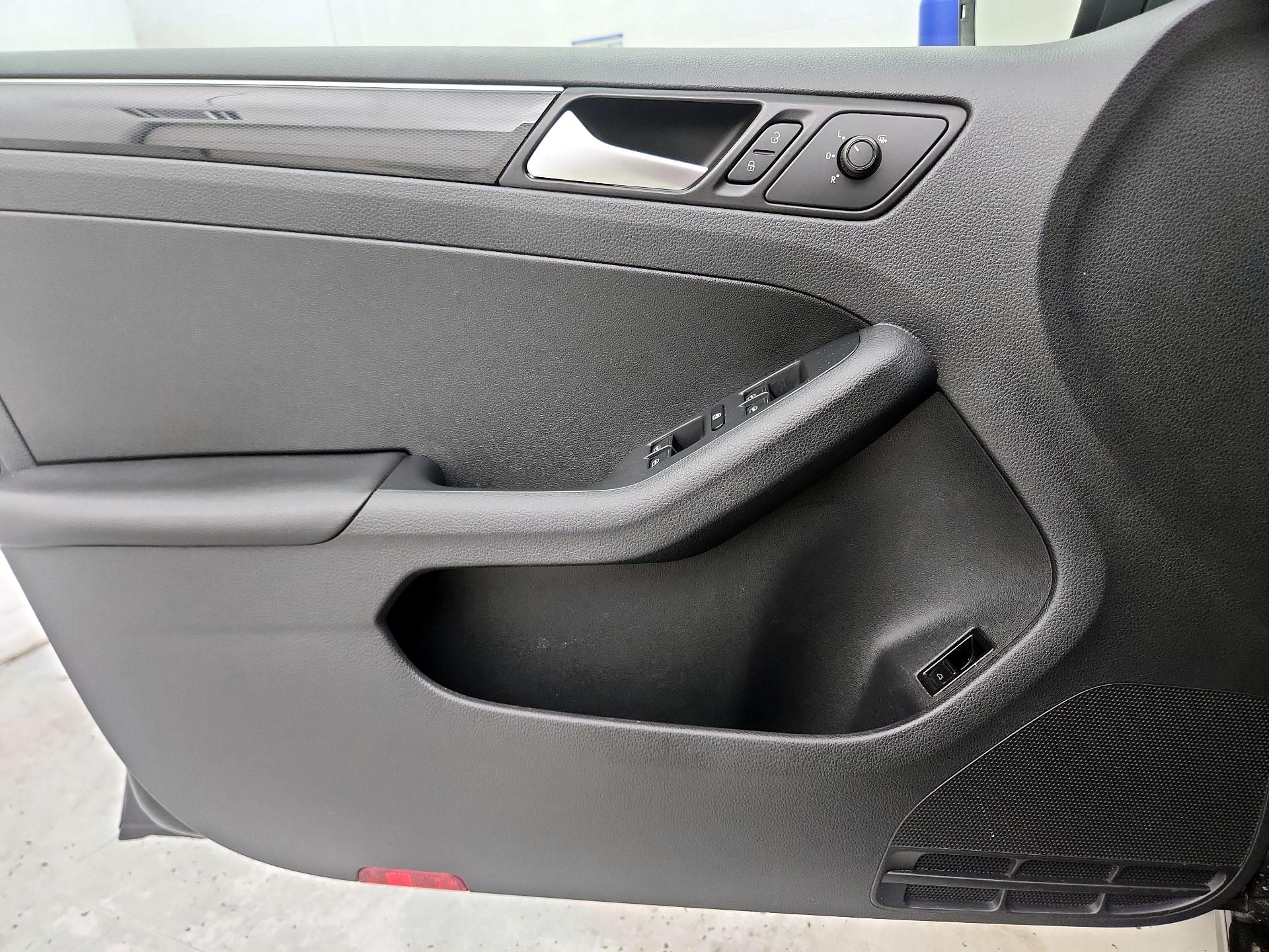 Thumbnail: 2018 Volkswagen Jetta - 12