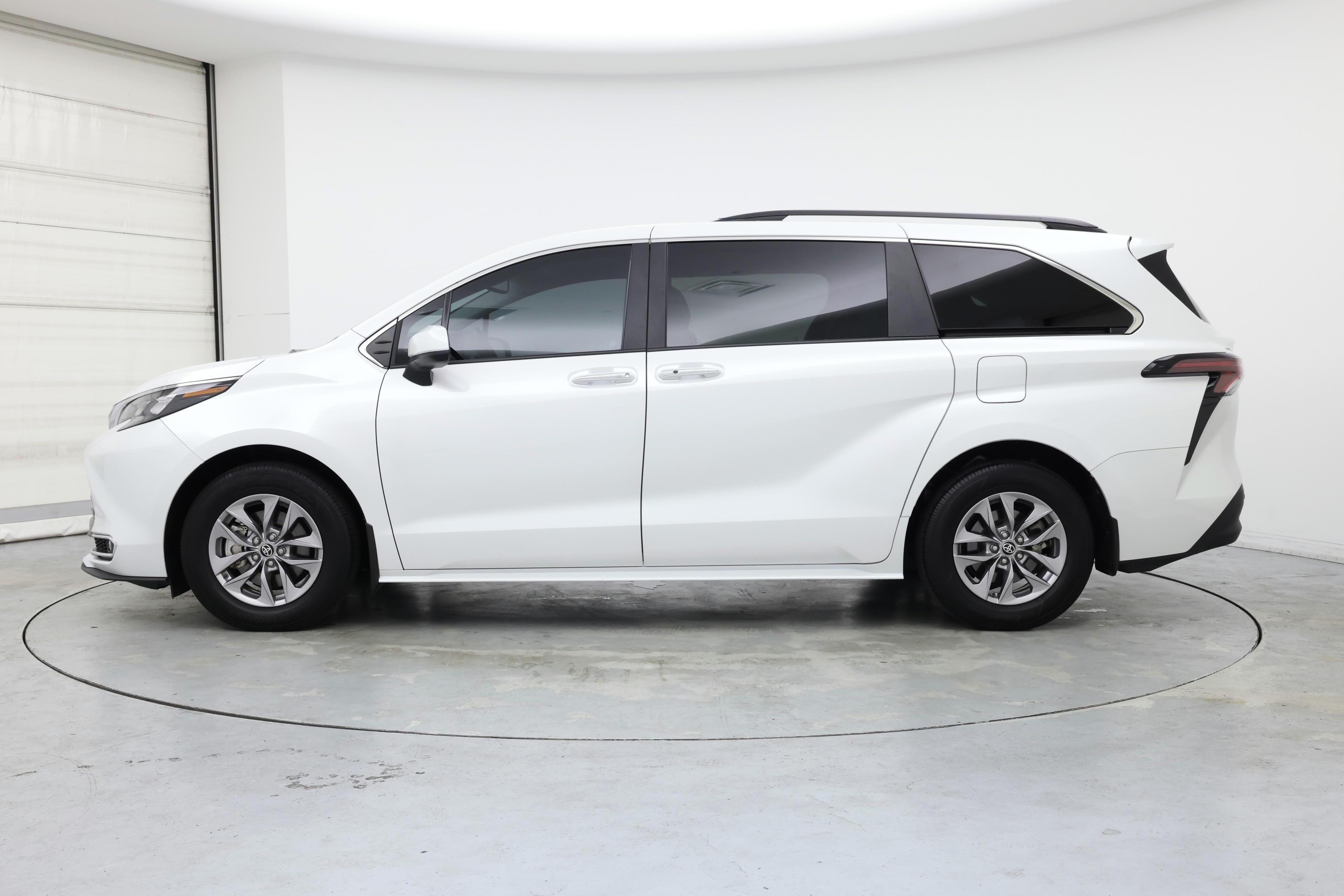Thumbnail: 2024 Toyota Sienna - 3