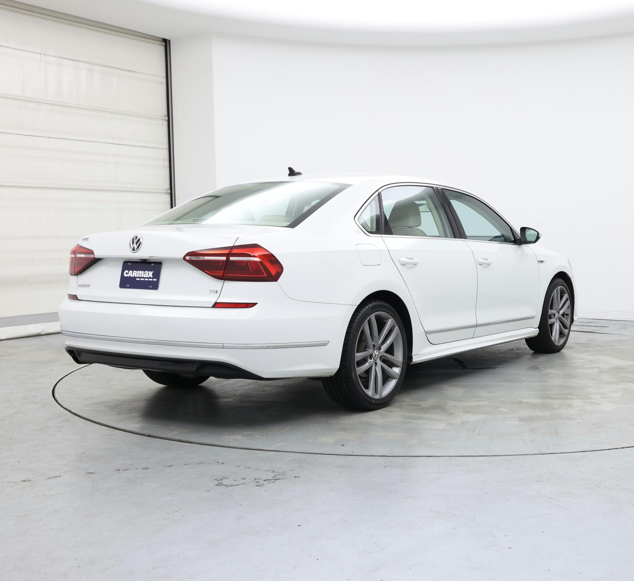 Thumbnail: 2017 Volkswagen Passat - 8