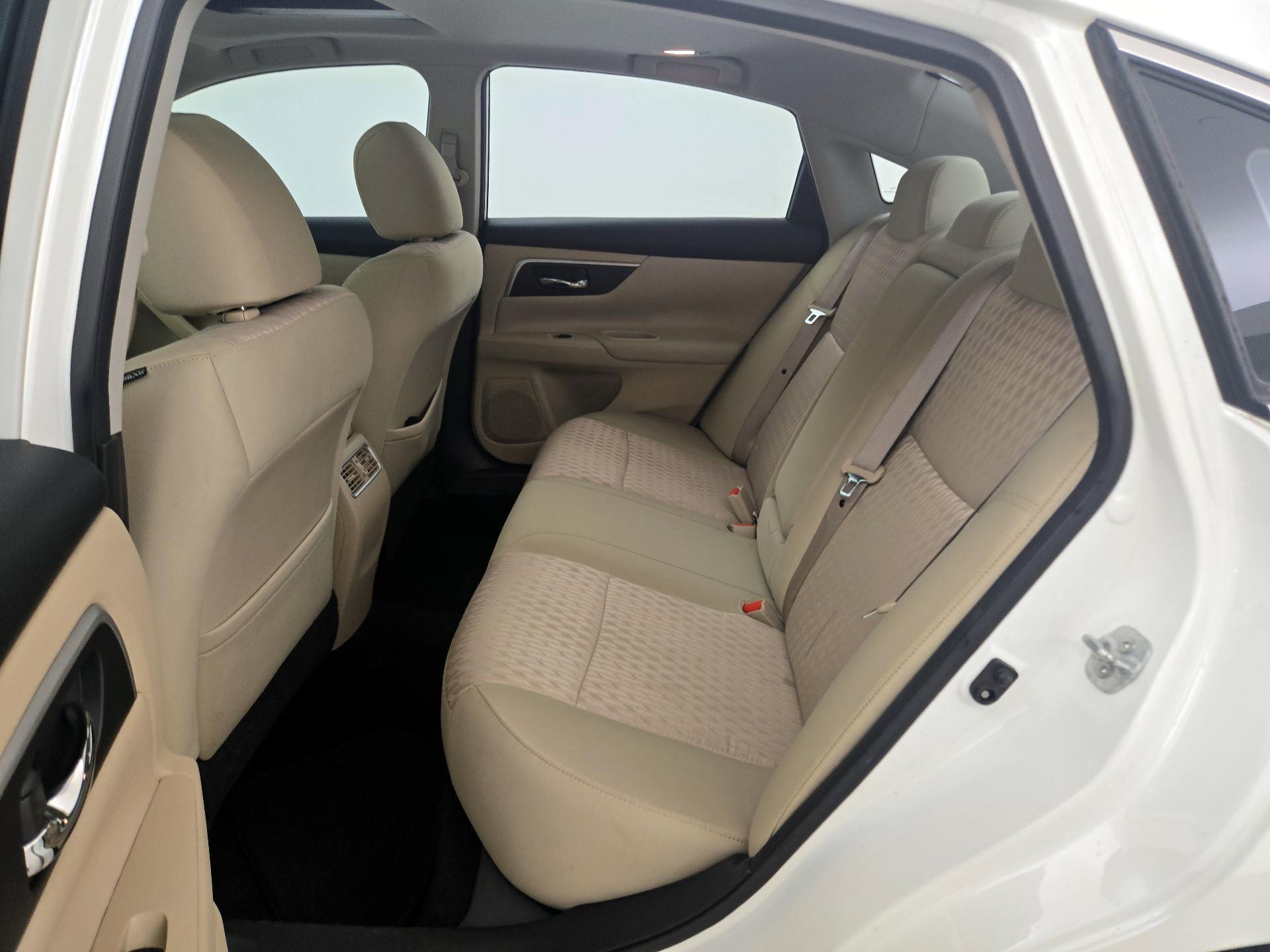Thumbnail: 2016 Nissan Altima - 20