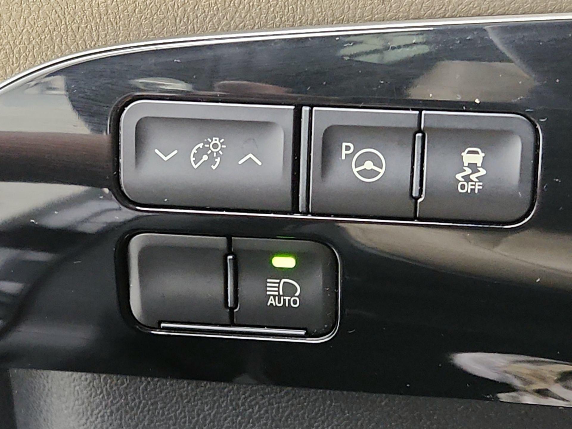 Thumbnail: 2020 Toyota Prius - 13