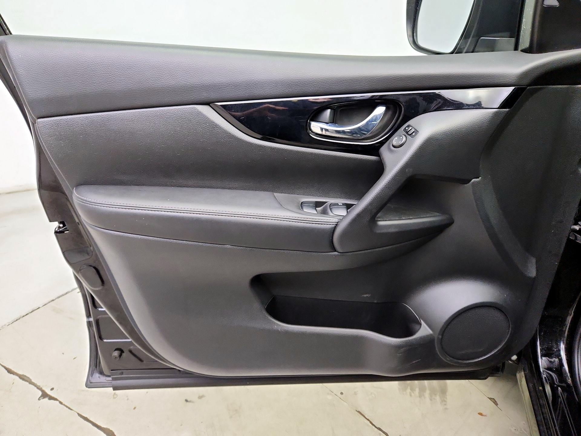 Thumbnail: 2019 Nissan Rogue Sport - 12