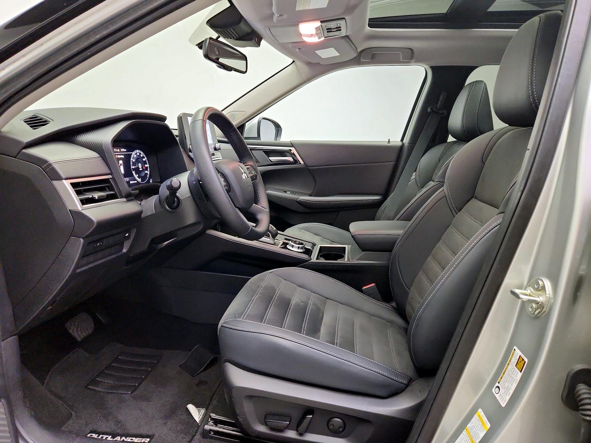Thumbnail: 2024 Mitsubishi Outlander - 11