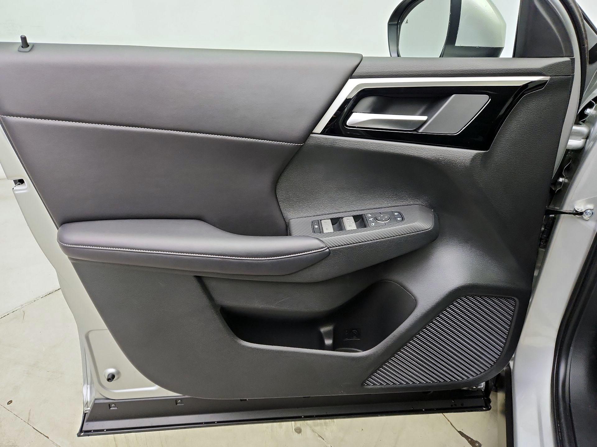Thumbnail: 2024 Mitsubishi Outlander - 12