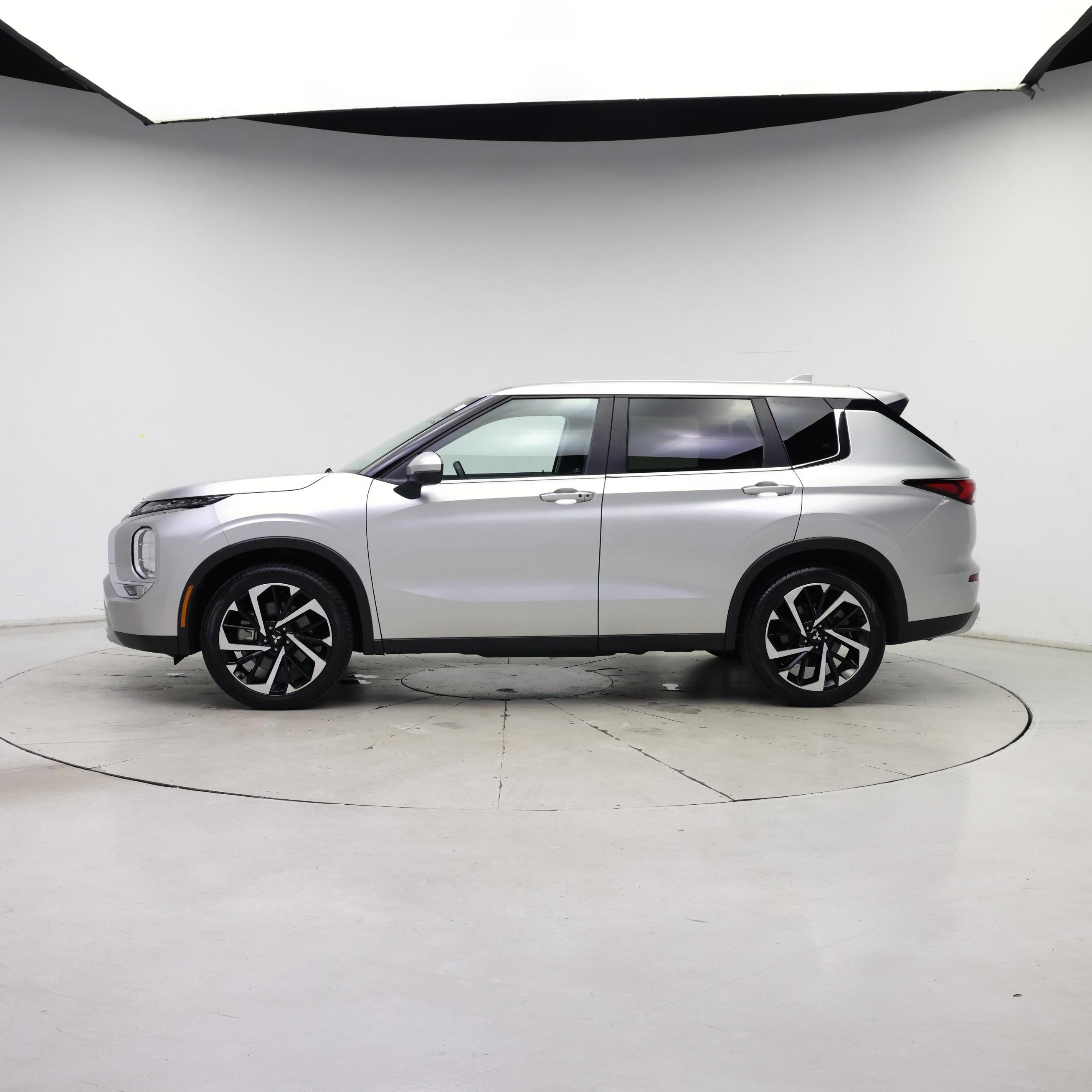 Thumbnail: 2024 Mitsubishi Outlander - 3
