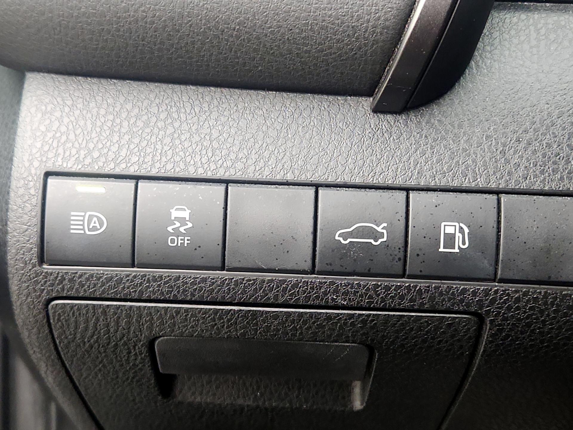 Thumbnail: 2018 Toyota Camry - 13