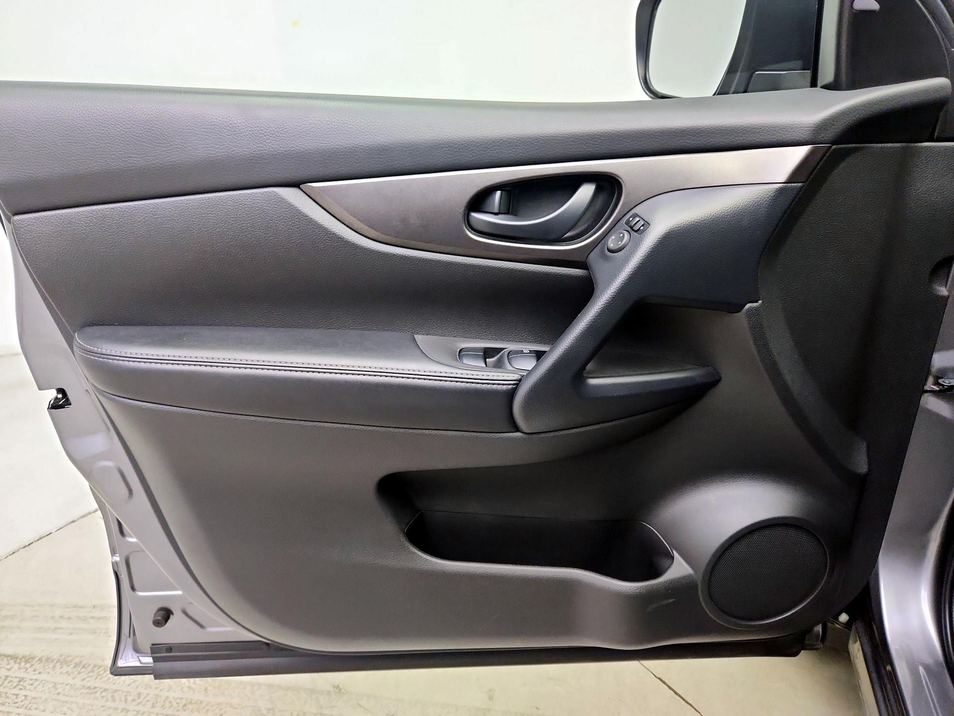 Thumbnail: 2020 Nissan Rogue Sport - 12