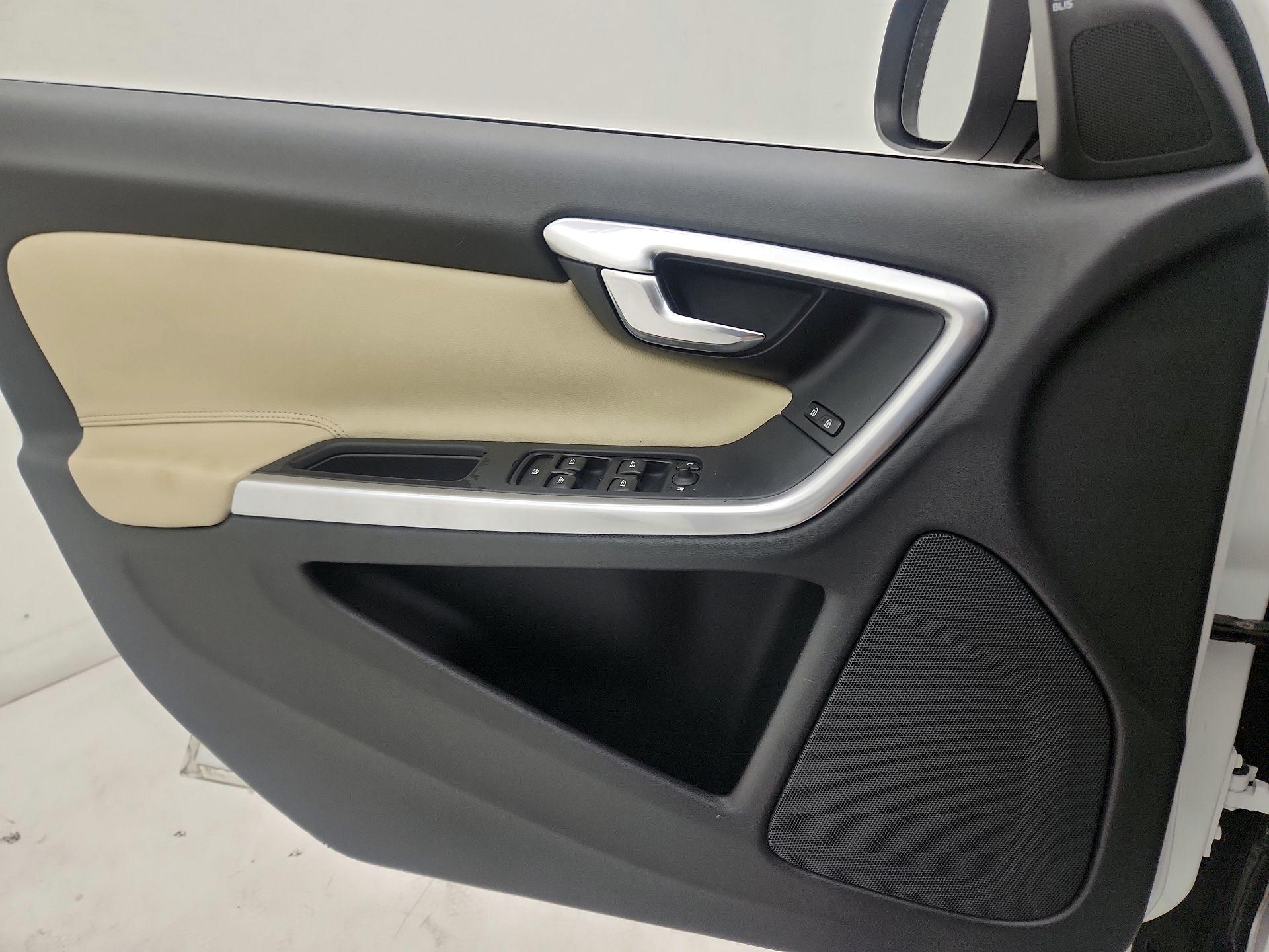 Thumbnail: 2016 Volvo S60 - 12