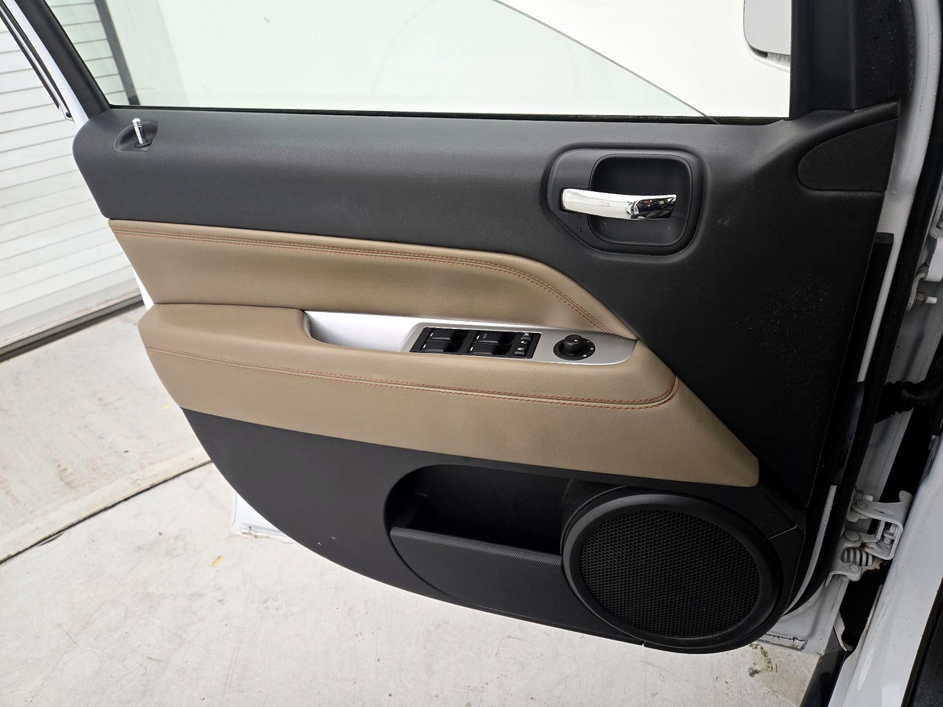 Thumbnail: 2015 Jeep Compass - 12