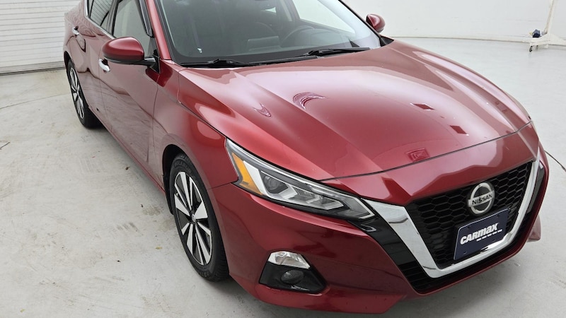 2020 Nissan Altima SV Hero Image