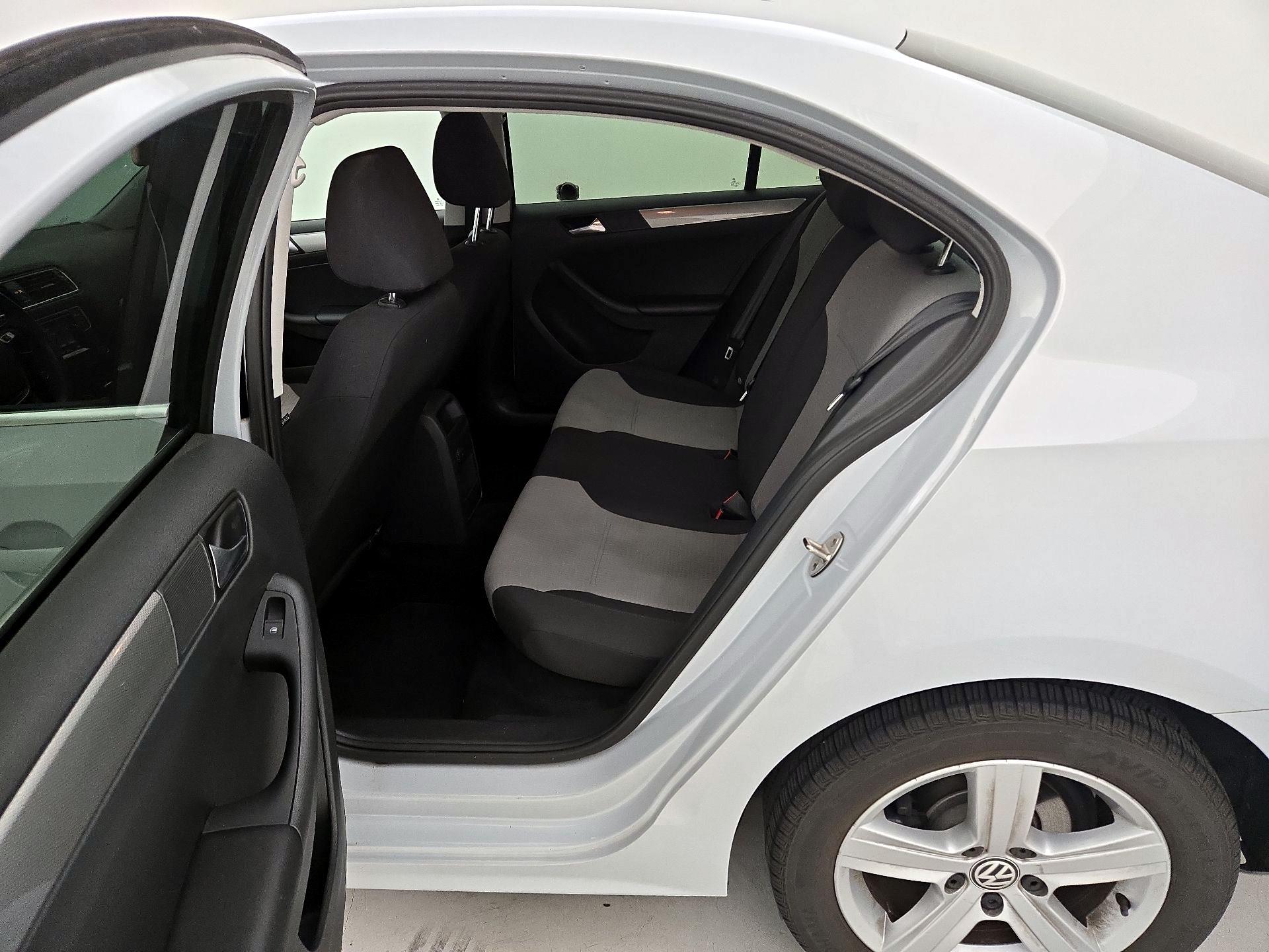 Thumbnail: 2017 Volkswagen Jetta - 17