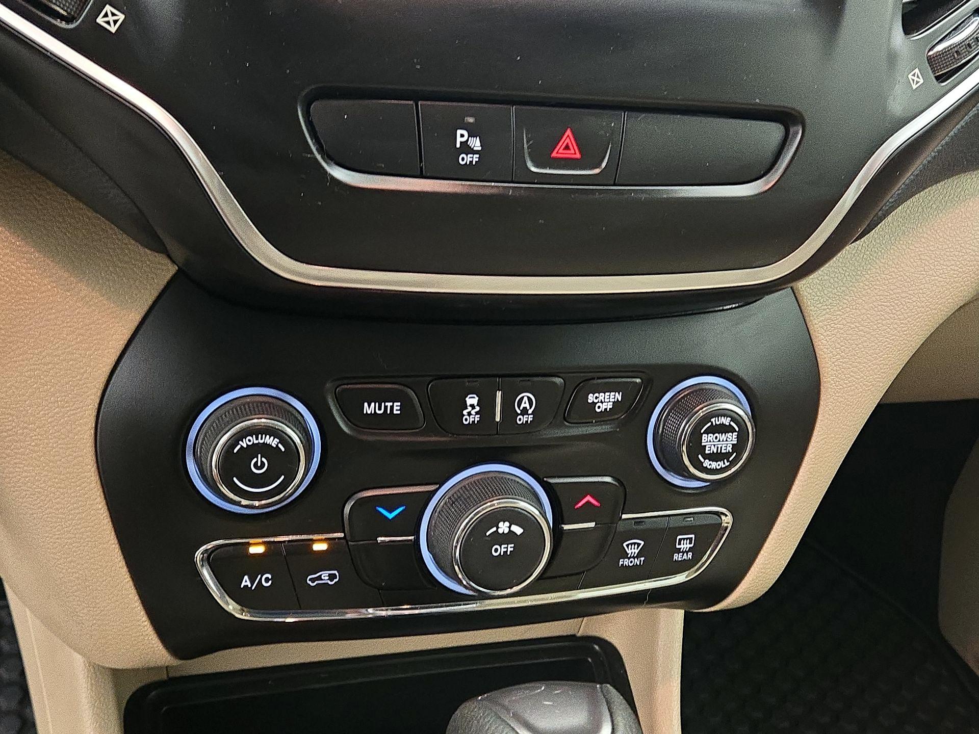 Thumbnail: 2020 Jeep Cherokee - 15