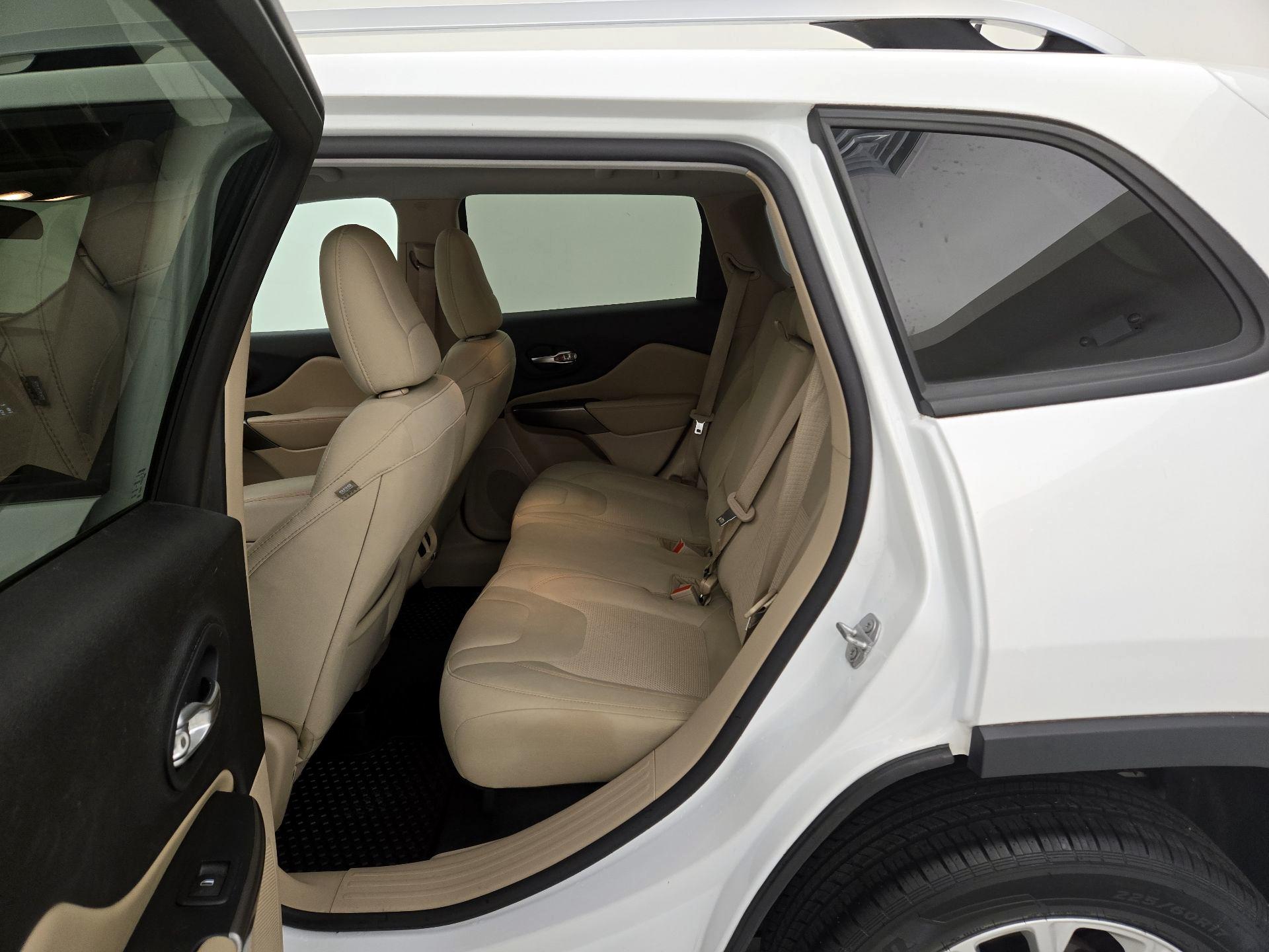 Thumbnail: 2020 Jeep Cherokee - 17