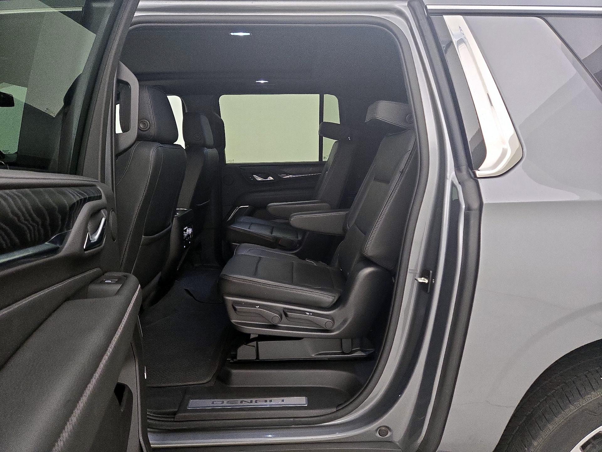 Thumbnail: 2022 GMC Yukon XL - 17