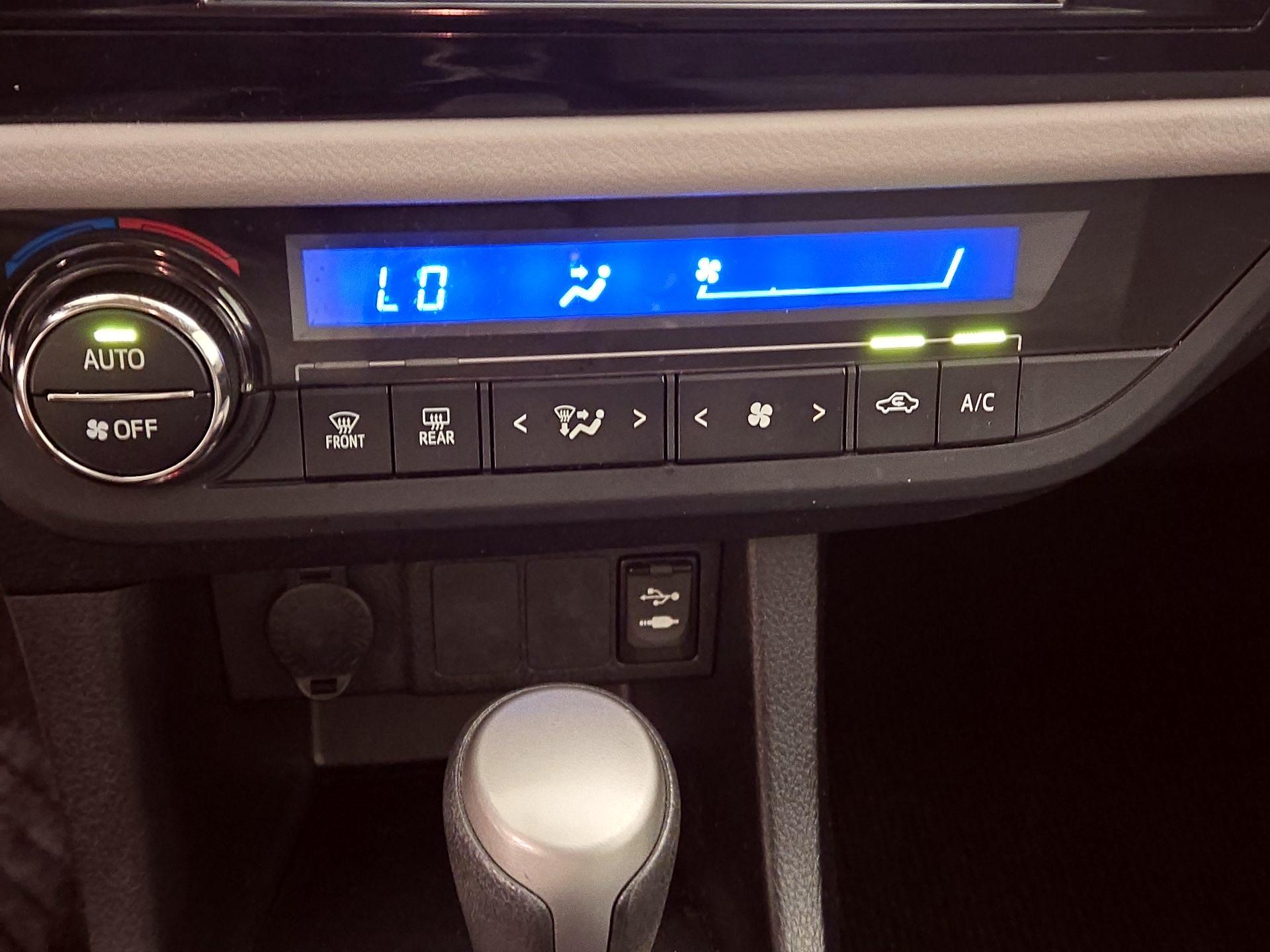 Thumbnail: 2014 Toyota Corolla - 16